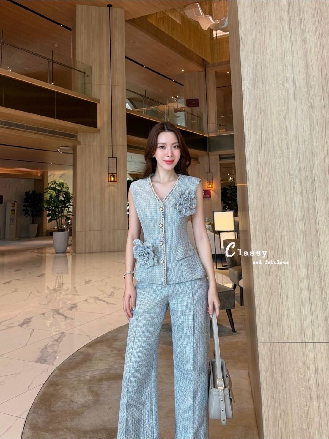 set เสื้อคอวีแขนกุดผ้าทวิตทั้งชุด ตรงคอและรางกระดุมตกแต่งด้วยเส้นลูกไม้ลายสวย กระดุมหน้าถอดได้จริง มีกระเป๋าเสื้อข้างนึงและมีดอกไม้เข็มกลัดสวยๆ ถอดได้ 2 ดอก ใส่คู่ขายาวทรงกระบอกกลาง ซิปหลัง มีกระเป๋าล้วงจริงทั้ง2 ข้าง มึซับในทั้งชุด เนื้อผ้าทวิตอย่างดี ใส