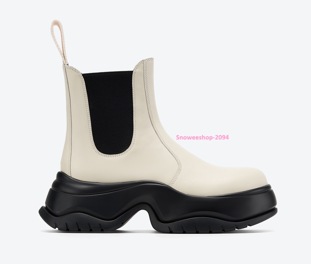 รองเท้าบูทที่เกิดมาเพื่อทริปหนาวและลุคเท่แบบไม่พยายาม สวมสบาย เดินทั้งวันก็ไม่เมื่อย พื้นหนาเก็บความอุ่น ส้นมั่นคง เดินบนหิมะก็เอาอยู จะไปทำงานก็ได้ จะไปเที่ยวก็ดี แมทช์กับโค้ทคือสวยจึ้งมาก 2 สี ไซส์ผู้หญิง 32-40 ทรงหัวมนสปอร์ต