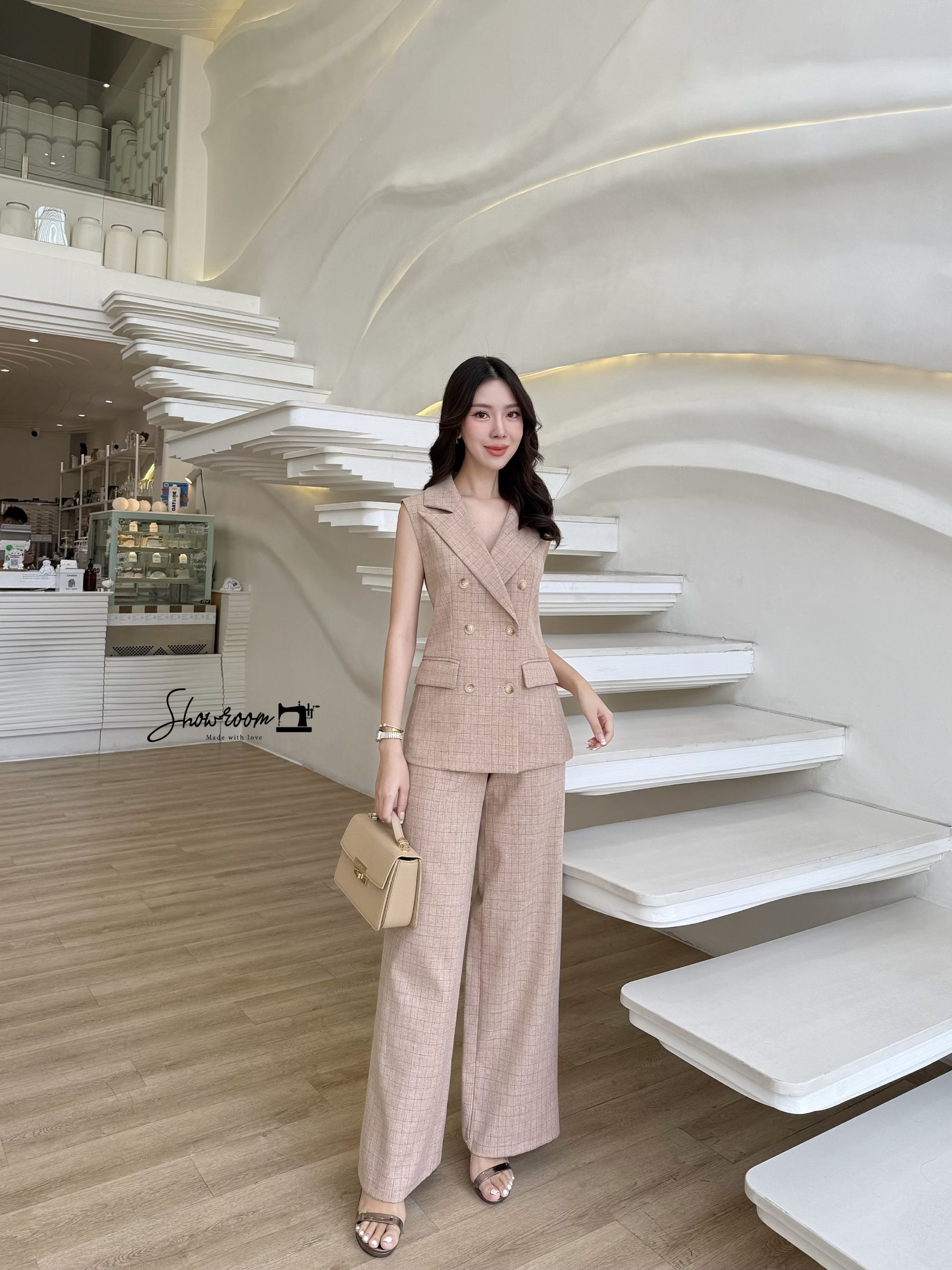 ชุดเซ็ทผ้าดีมาก บุซับ อัดกาว เสื้อ+กก+ ตัวเสื้อคัตติ้งเนี้ยบ ทรงหลวม เท่ๆ คูลๆ กางเกงทรงสวย ลวดลายสีสันมีความสุภาพ คลาสสิค รุ่นนี้เนื้อผ้าดูแพง หยิบมาสวมใส่ได้หลายโอกาส แน่นอน คอมพลีทลุคครบจบในชุดเดียว cutting คือเป๊ะเว่อออ ใส่ตัวนี้ชุดเดียวคือจบ คุ้มเกิ้