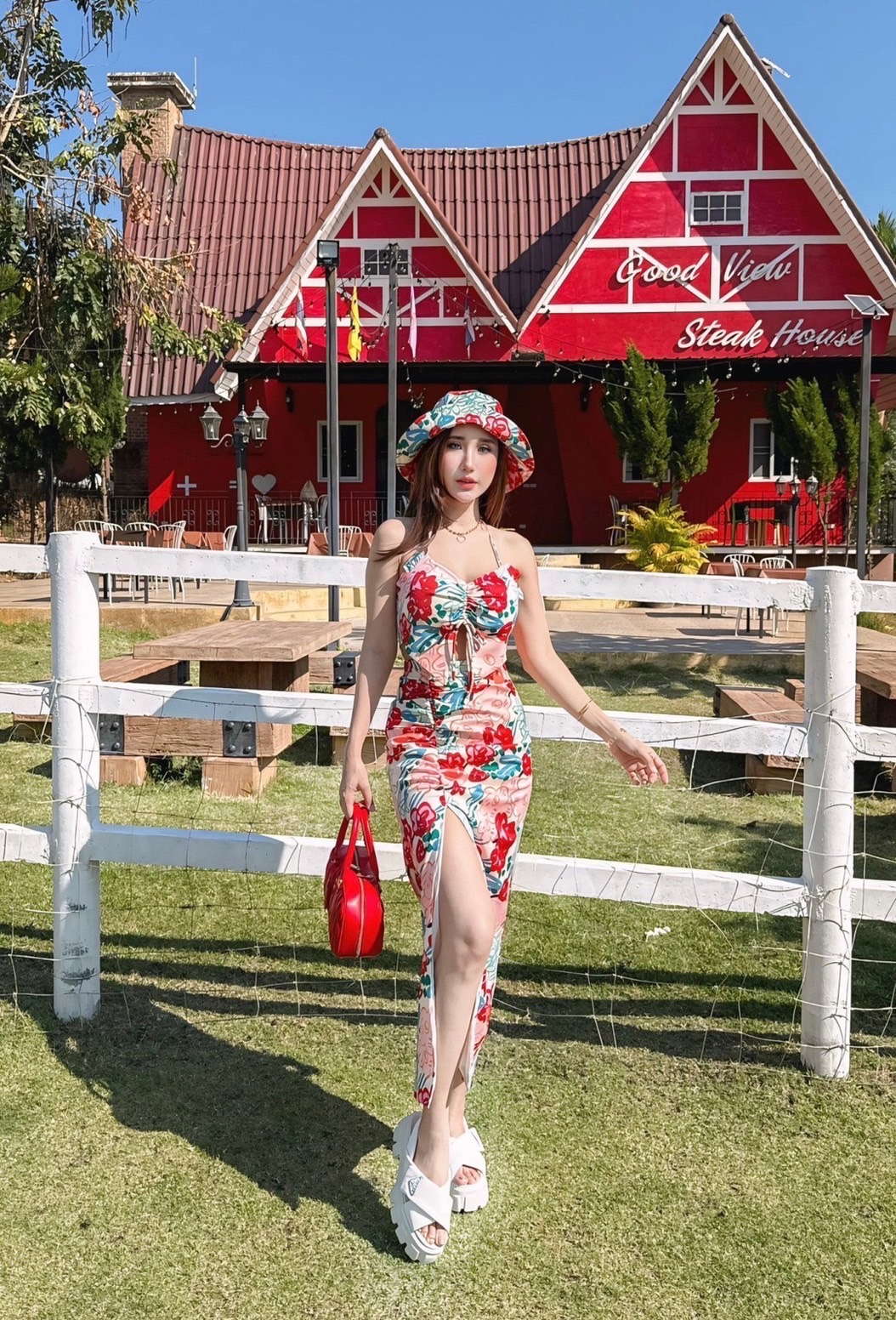 Set 3 ชิ้น บราผูกคอหน้าอกผ่ารูดด้านหน้า เสริมฟองน้ำซิปหลัง แมตกระโปรงยาวผ่าด้านข้าวเย็บย่น แมตหมวกเข้าเซ็ต งานพิมพ์ลายดอกไม้โทนสีเจ็บจิ๊ดด ใส่สวยปังถ่ายรูปสวยคอนเฟิมนะค่า