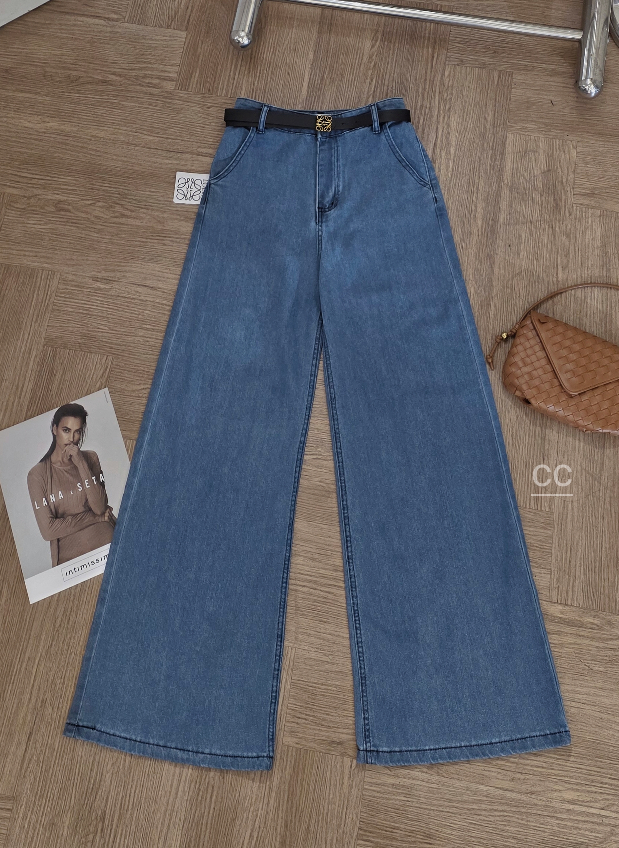 Premium korea🇰🇷100% กางเกงผ้ายีนส์ยืดรุ่นล่าสุด รุ่นนี้ผ้ายืนหยุ่นใส่สบายมากๆ ดีเทลงานปัก ทรงสวย แพทเทิลขากระบอกใหญ่ใส่แล้วสวยพลางหุ่นสุดๆ มาพร้อมเข็มขัดเข้ากัน บอกเลยใส่สวยมากๆคร่าาาาา