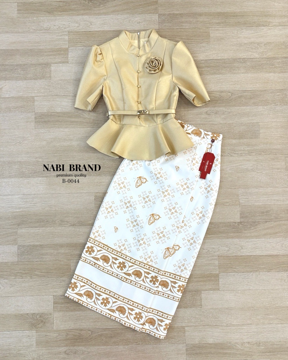 ชุดเซ็ตเสื้อแขนสั้น คอจีน ดีไซน์แต่งกระดุมด้านหน้า งานซิปหลัง ผ้าเงาสวยหรูอยู่ทรง มีฟองน้ำ ซับใน มาคู่กับกระโปรงพิมพ์ลายผีเสื้อ ผ้านุ่มงานอัดกาว ทำให้อยู่ทรง มีซับในอย่างดีงานซิปหลัง สวมใส่ง่าย ใส่แมทช์กับเสื้อและเข็ม คือสวย ดูสง่าผู้ดี สามารถใส่ออกงาน ใส