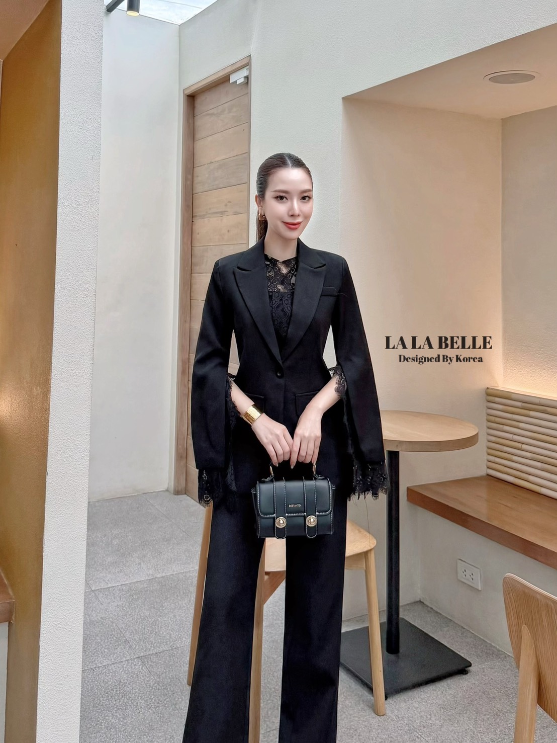 เซต3ชิ้นผ้าสูทอัดกาวอย่างดีผ้าดีทรงสวยเสื้อครอปสายเดี่ยวเสริมฟองน้ำปรับสายได้ใส่คู่กางเกงขายาวเอวสูงมีกระเป๋ากางเกง2ข้างมีซับในอัดกาวอย่างดีมาพร้อมเสื้อสูทคอปกแขนยาวผ่าแขนแต่งลูกไม้ช่วงขอบคอและขอบแขนมีซับในอัดกาวอย่างดีงานคุณภาพเกรดพรีเมี่ยม