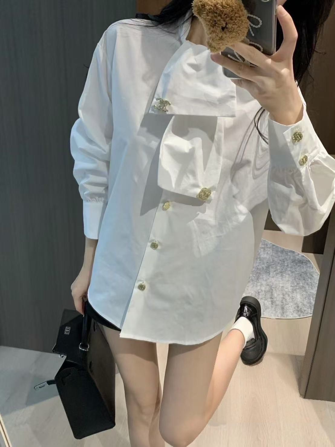 Label :: RAMI-PAPHA(รมิปภา) เสื้อเชิ้ตสีขาว ดีไซน์คอเก๋ปรับใส่ได้ตามสไตล์ กระดุมหน้าสีทองสวยหรูโดดเด่น ปลายแขนเสื้อกระดุมใช้งานได้จริง เนื้อผ้านิ่มรีดง่าย สวมใส่สบาย ++มาคู่กับกางเกงขาสั้นเนื้อผ้าหนานิ่มฟูอย่างดีมีกระเป๋าใช้งานได้จริงซับในอย่างดีทั้งตัวซิ