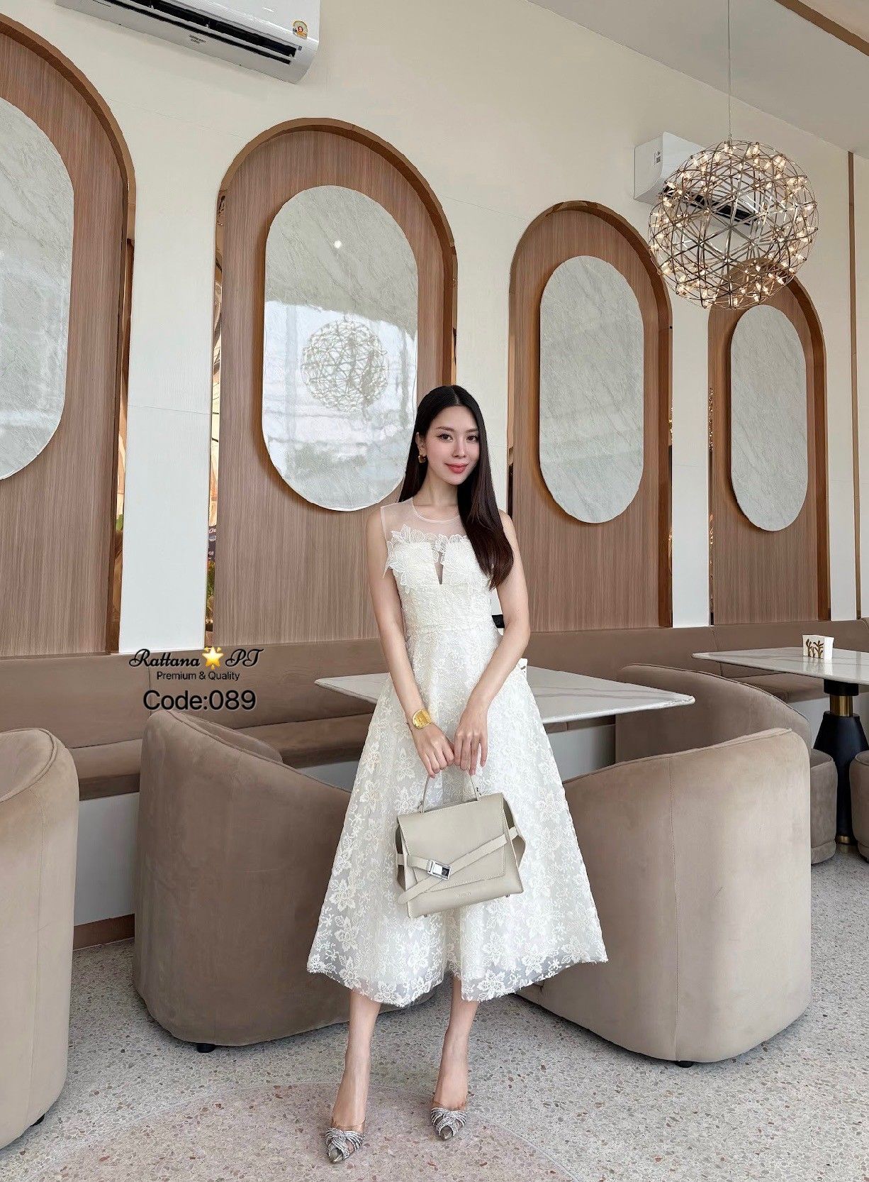 ชุดเดรสยาวลูกไม้ทั้งชุด ทรงสวยมาก สวยหรูดูดี แต่ซีทรูช่วงหน้าอกและแต่งดอกไม้ หน้าอกมีฟองน้ำ ชุดมีซับในอย่างดี เนื้อผ้าดีมากค่า ชุดมีซิบด้านหลัง ใส่ออกงาน งานบุญ งานบวช งานแต่ง ห้ามพลาดเลยคร้า