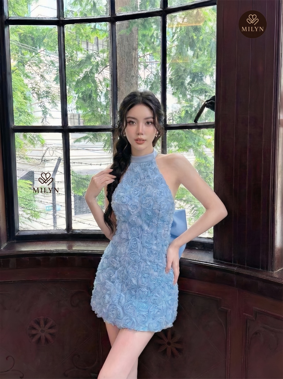 มินิเดรสแต่งดอกกุหลาบทั้งตัว ดีเทลเนื้อผ้าแบบ 3D ทำให้ชุดดูโดดเด่นมากขึ้น คอฮัลเตอร์ช่วยเสริมลุคให้ดูเพรียวและหรูขึ้นไปอีกขั้น ด้านหลังเปิดหลังสวย พร้อมโบว์ใหญ่สุดละมุนเป็นไฮไลต์ของชุด ใ