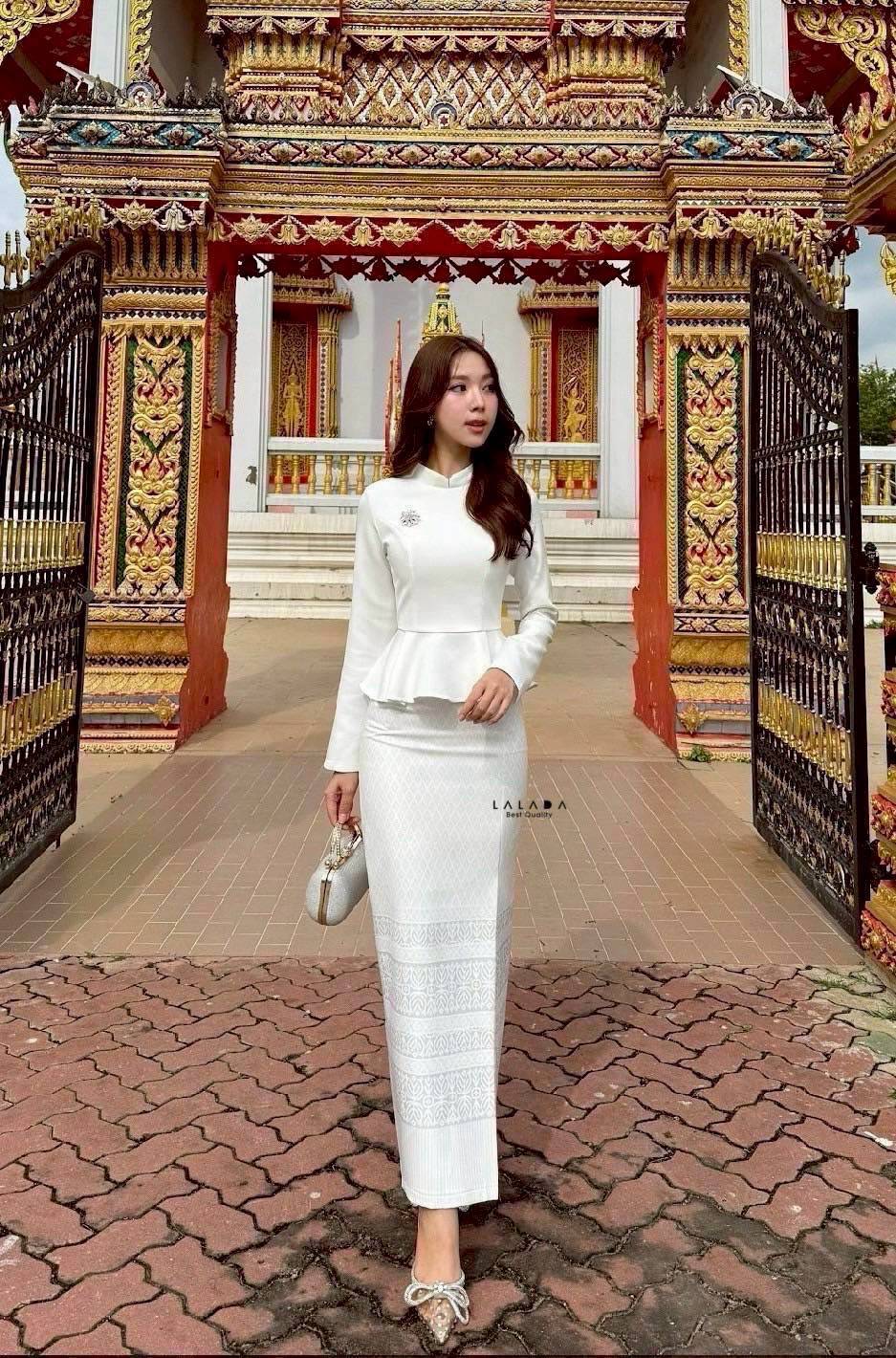 🌸LALADA (ลลดา)ค่ะ #งามอย่างไทย #ชุดไทย •Detail : set 2 ชิ้น เสื้้อแขนขาวสีขาว ชายเสื้อระบาย + กระโปรงสำเร็จรูปโทนสีขาว + เข็มกลัด สำหรับไปทำบุญ ชุดไปงาน ชุดแต่งงาน งานบุญ งานบวชได้หมดเลยค่ะ Color::ตามรูป