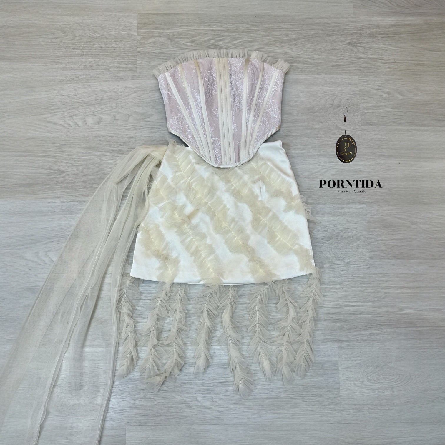ชุดเซทเกาะอกสองชิ้น เสื้อเกาะอกบวกกับกระโปรงแต่ง detail ตรงกระโปรงเป็นระบายหน้าอกเสริมฟองน้ำงานซิปหลังตัวเสื้อมีโครงรุ่นนี้สวยเซ็กซี่งานจริงสวยมาก