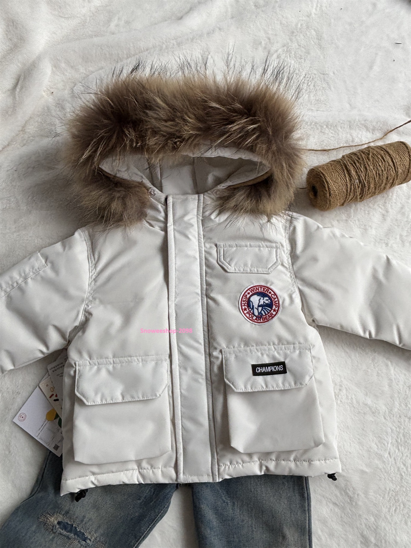 ลมหนาวก็ไม่กลัว…เด็กใส่แล้วอุ่นมาก สื้อกันหนาวสไตล์แคนาดากูส มีฮู้ดกันลม–กันน้ำ–กันหิมะ ใส่เที่ยวเมืองนอกได้สบาย มีไซส์ 80–150 cm และ 3 สีสุดคิ้วท์ ครบทุกลุค