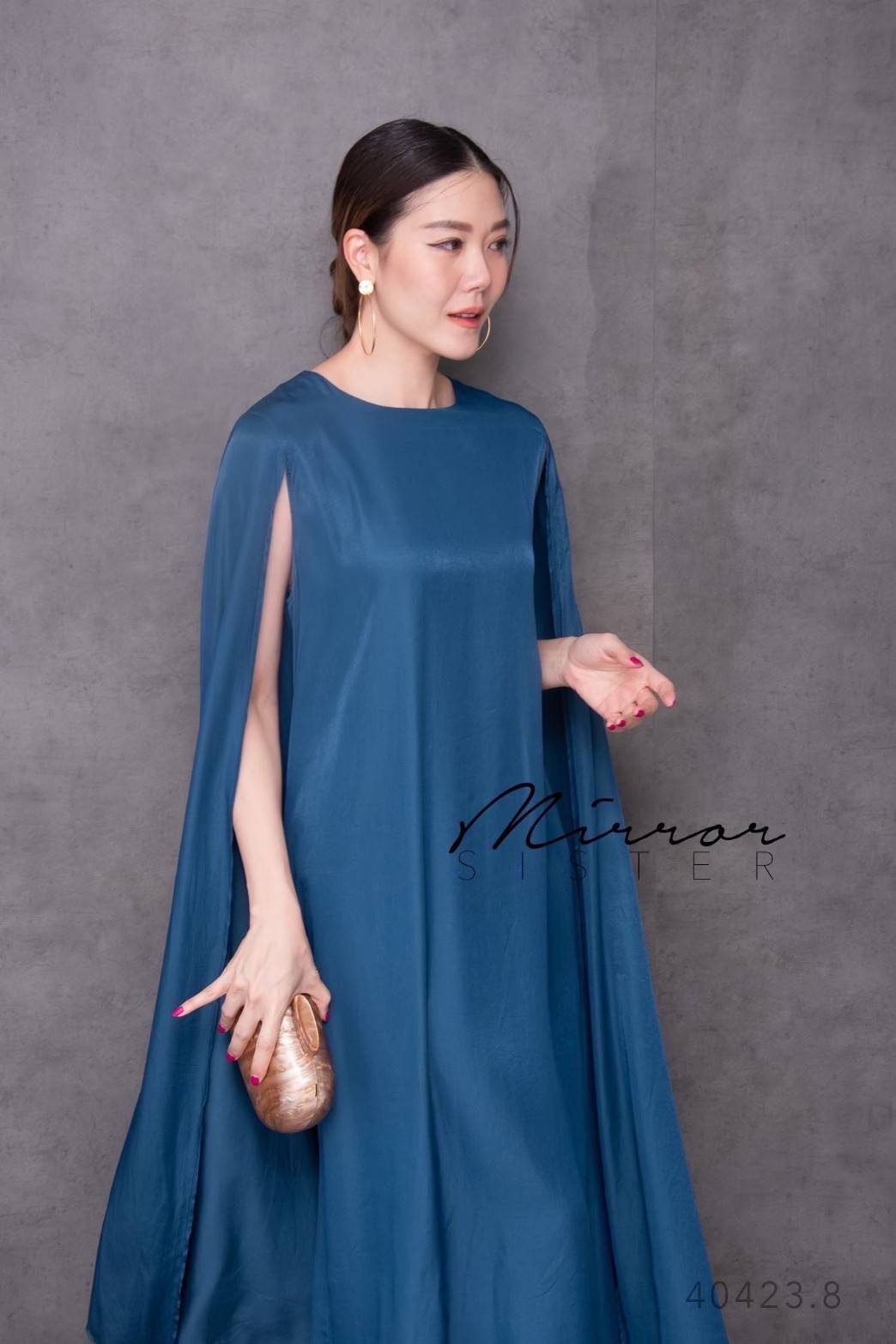 MiRRoRSiSTER’s Fenda Cape and Poncho Dress•• เดรสทรงโมเดิร์น สวยและมีความเก๋ ดีไซน์สุดชิค แพทเทรินใส่ง่าย รุ่นนี้ใช้ผ้าเปลืองมาก เนื้อผ้าสวยใส่สบายมากๆ ดีไซน์เหมือนมีผ้าคลุมไหล่อำพรางแขน ตัวเดรสเป็นแขนกุด มีซิปด้านหลัง..ใส่แล้วไม่ร้อนเพราะเนื้อผ้าเนื้อดีใ