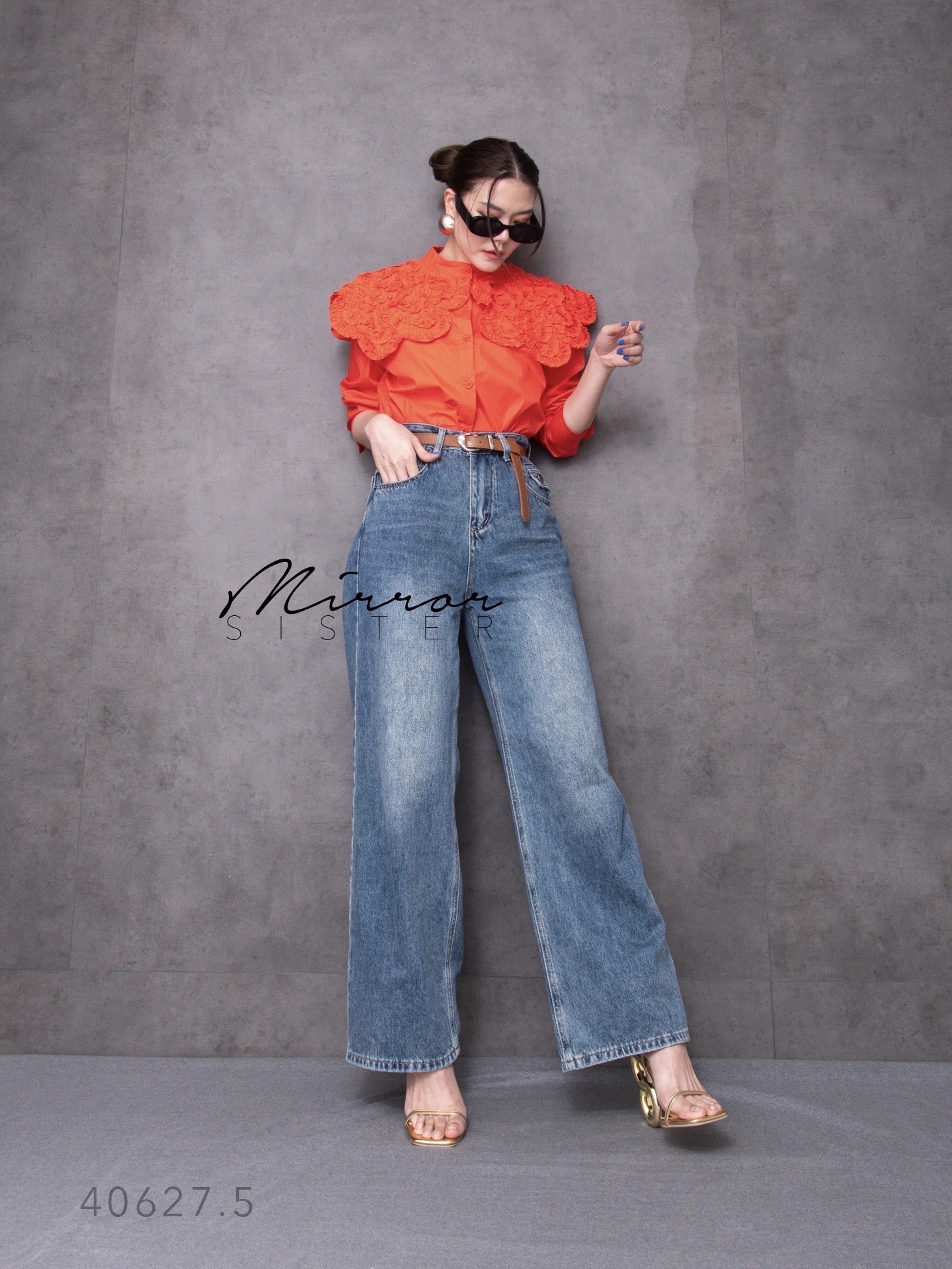 MiRRoRSiSTER's SéLé PReMiuM DeNiM PANTs with BELT•• กางเกงยีนส์สีเข้ม ขากระบอกทรงสวยมาก เนื้อผ้ายีนส์PreMiumไม่แข็งใส่สบายนุ่มผิวสุดๆ มาพร้อมเข็มขัดสีน้ำตาลหัวเข็มขัดอะไหล่เงินทรงเก๋