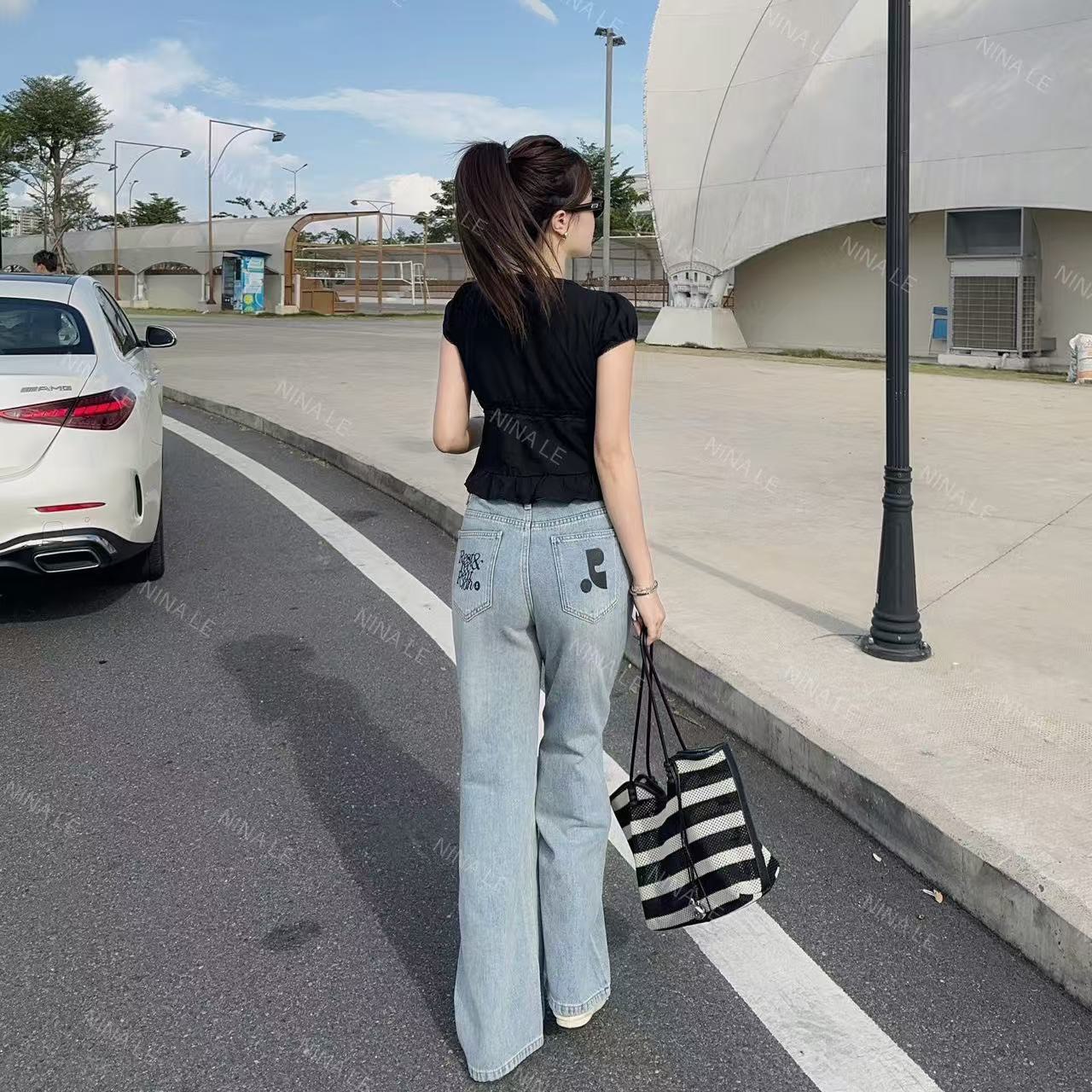 Set2 ชิ้นเสื้อแขนตุ๊กตาคอวีสีดำ แต่งกุ้นลูกไม้สีดำช่วงคอและตัว แต่งโบหน้า และกระดุมสามารถใช้งานได้จริง จับจีบระบายชายเสื้อ มาพร้อมกางเกงยีนส์ขายาว กระเป๋าหลังแต่งลายสกรีนทั้ง2 ข้าง ใส่คู่กันลงตัวพอดีเป๊ะ สาวๆห้ามพลาดเด็ดขาด