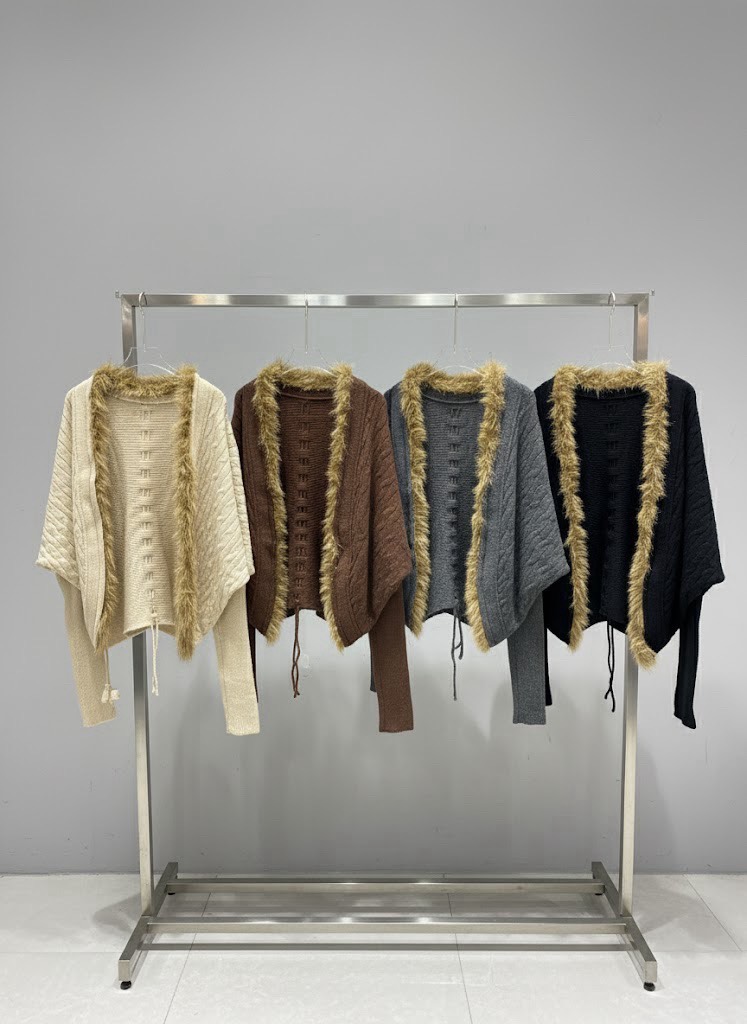 เสื้อคลุมไหมพรมผสมวูล ตกแต่งขนเฟอร์นุ่มฟู ใส่แล้วน่ารักมากก 🤍 โทนสีคลุมง่าย แมตช์ได้ทุกลุค อบอุ่น ใส่สวยทุกโอกาส