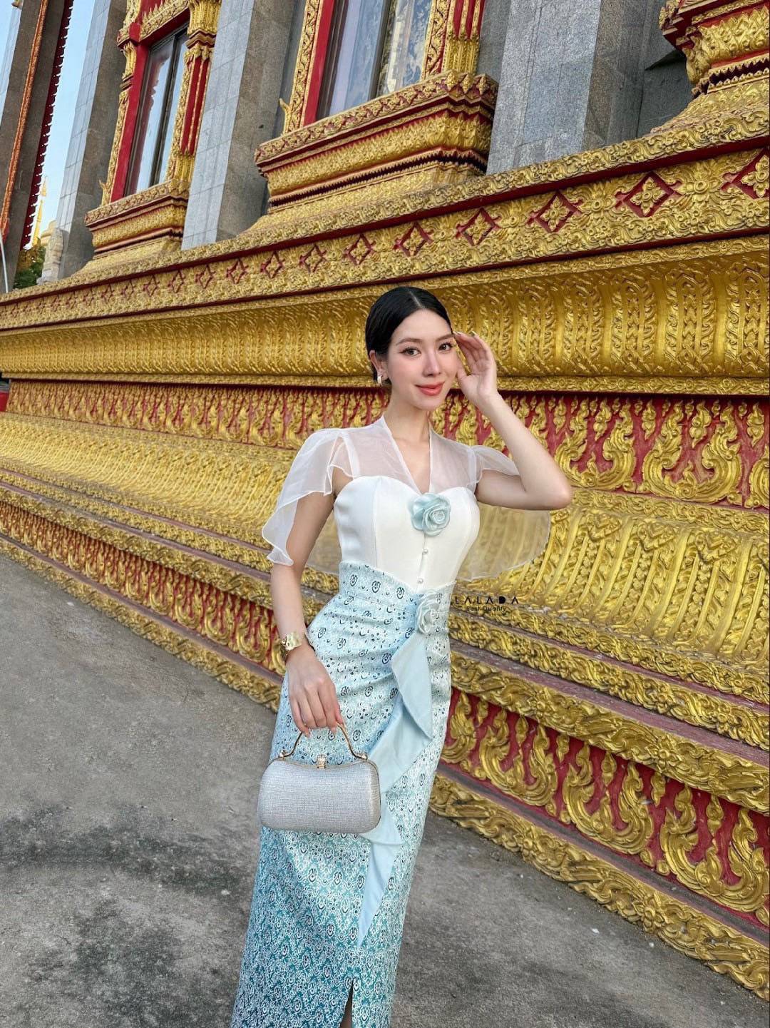 พร้อมส่งคอลผ้าไทย ลิซ่ามาแล้วค่ะ แบบใหม่ •Detail : set 2 ชิ้นเสื้อสีขาวแต่งกระดุมหน้า ซิปหลังตัดเย็บอย่างดีมีซับใน + กระโปรงผ้าถุงสำเร็จผ้าพิมพ์ลาย ซิปหลังผ่ารอบด้าน เนื้อผ้าอย่างดี คัดติ้งเนียบ