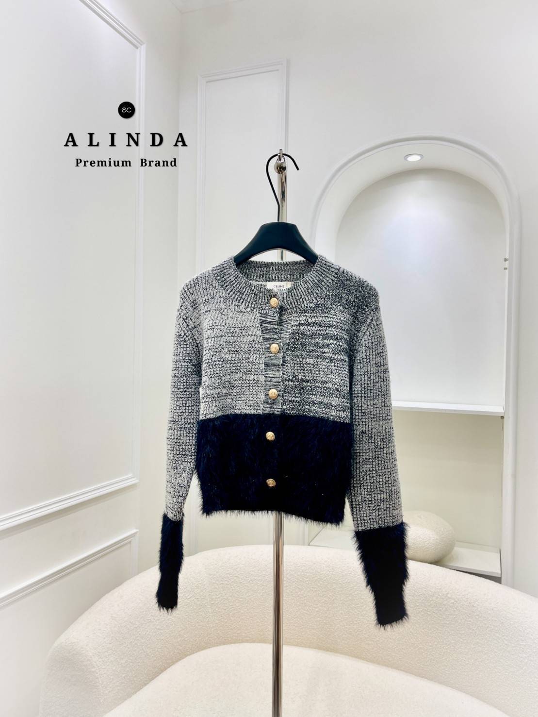 Tag : ❥CELN Code : #CELN01 Detail : เสื้อไหมพรมแขนยาว กระดุมหน้า งานแบรนด์CELN เกรดพรีเมี่ยม เนื้อผ้าดีมากค่ะ ผ้าไหมพรมทอละเอียดเนื้อผ้านุ่มมมมากกค่ะ ช่วงล่างของตัวเสื้อเป็นผ้าขนเนื้อละมุนมือสุดๆ เรียบ หรู