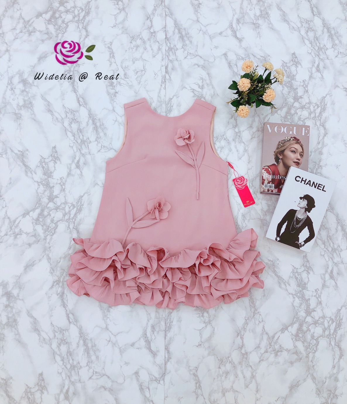 Dress เดรสทรงปล่อยแขนกุด เย็บดอกไม้ป๊อปอัพ ชายเย็บระบายฟูอลังการเนื้อผ้าสีพื้น ผ้ามีtexture เนื้อผ้าดีมากๆ ชุดนี้งานสวยค่ะ คัตติ้งเนี๊ยบ ทรงเป๊ะมาก แนะนำเลย รับรองใส่ออกมาไม่ผิดหวังการันตีให้เลย บอกเลยห้ามพลาดเด็ดขาด งานดีงานสวยแน่นอน