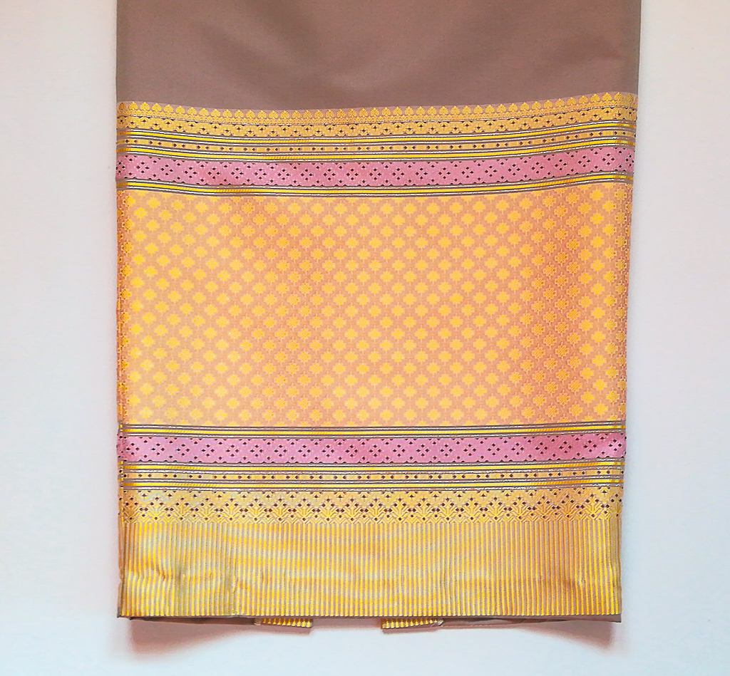 ผ้าถุงไหมสำเร็จรูป (สีโอวัลติน ทรงกระโปรง) งานตัดเย็บประณีต อัดผ้ากาวตามสีของผ้าถุง เนื้องานดีเกรด A (รอบเอว 30 นิ้ว)