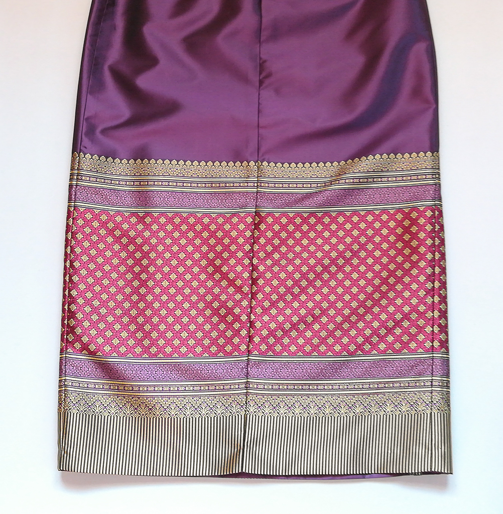 ผ้าถุงไหมสำเร็จรูป (สีม่วง) งานตัดเย็บประณีต อัดผ้ากาวตามสีของผ้าถุง เนื้องานดีเกรด A (รอบเอว 30 นิ้ว)