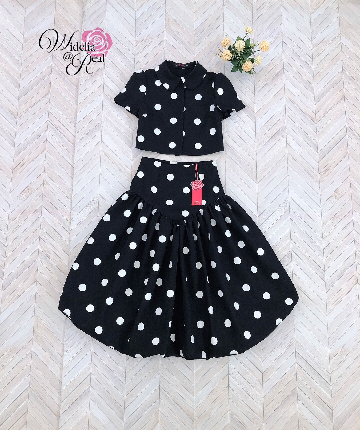 Set เสื้อกับกระโปรงบอลลูน ตัวเสื้อทรงเชิ้ต แขนสั้น ติดกระดุมหน้า เนื้อผ้าลายจุด ผ้าดี มีน้ำหนัก ไม่บาง ตัวกระโปรงยาว เอวสูง ทรงบอลลูน ซิปหลัง รุ่นนี้งานสวย ทรงเป๊ะ คัทติ้งเนี้ยบมากๆค่ะ รับรองใส่ออกมาไม่ผิดหวังการันตีให้เลย บอกเลยห้ามพลาดเด็ดขาดงานดีงานสวย