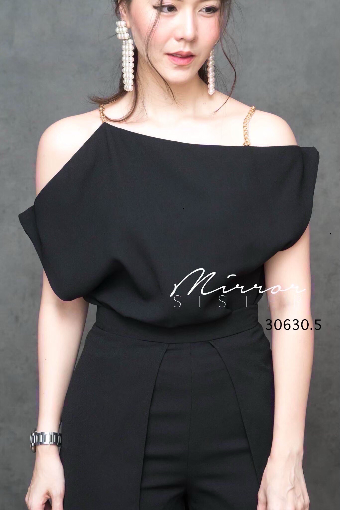 MiRRoRSiSTER’s SET oF WaCHaCha•• ชุดเซ็ทเสื้อกางเกง ทรงสวยเป๊ะปัง ด้วยดีเทลช่วงบน เป็นสายเดี่ยวโซ่ทอง แต่งปาดไหล่สโลปเก๋ไม่ซ้ำใคร ช่วงกางเกงทรงกระบอกแต่งตีเกร็ดตรงหน้าขา แต่งเลเยอร์2ข้าง เวลาเดินพริ้วมีmovementของเนื้อผ้า สวยดีงามเนื้อผ้าดีมาก ใส่เข้าSET