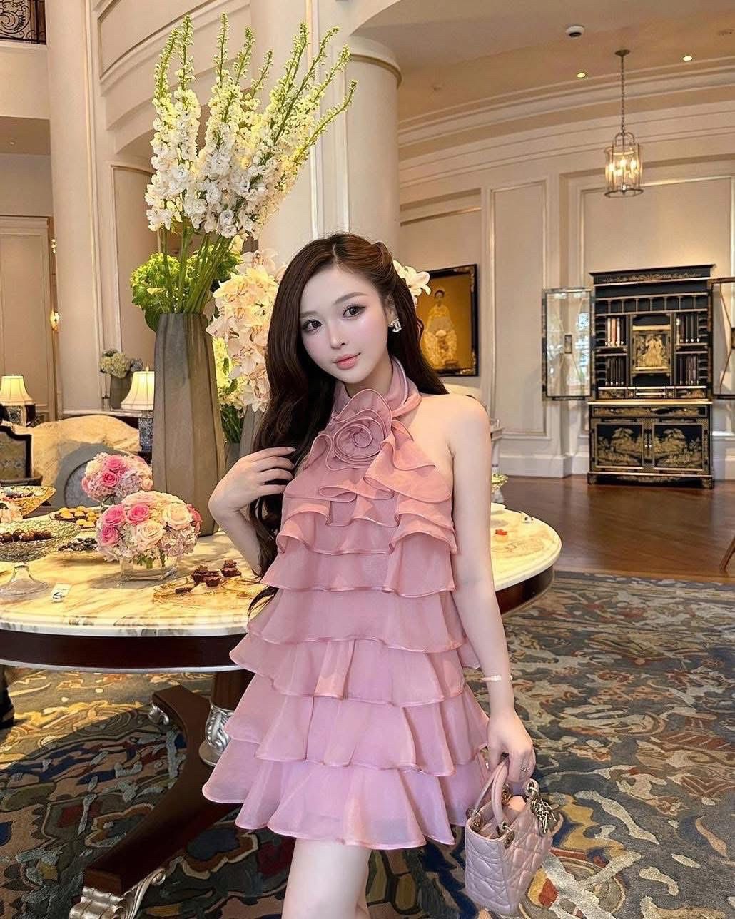 ชุดเดรสสีชมพู ชุดเดรสคล้องคอแต่ง แต่งดอกกุหลาบด้านหน้า เป็นชุดเดรสชั้นรุ่นนี้สวยมาก