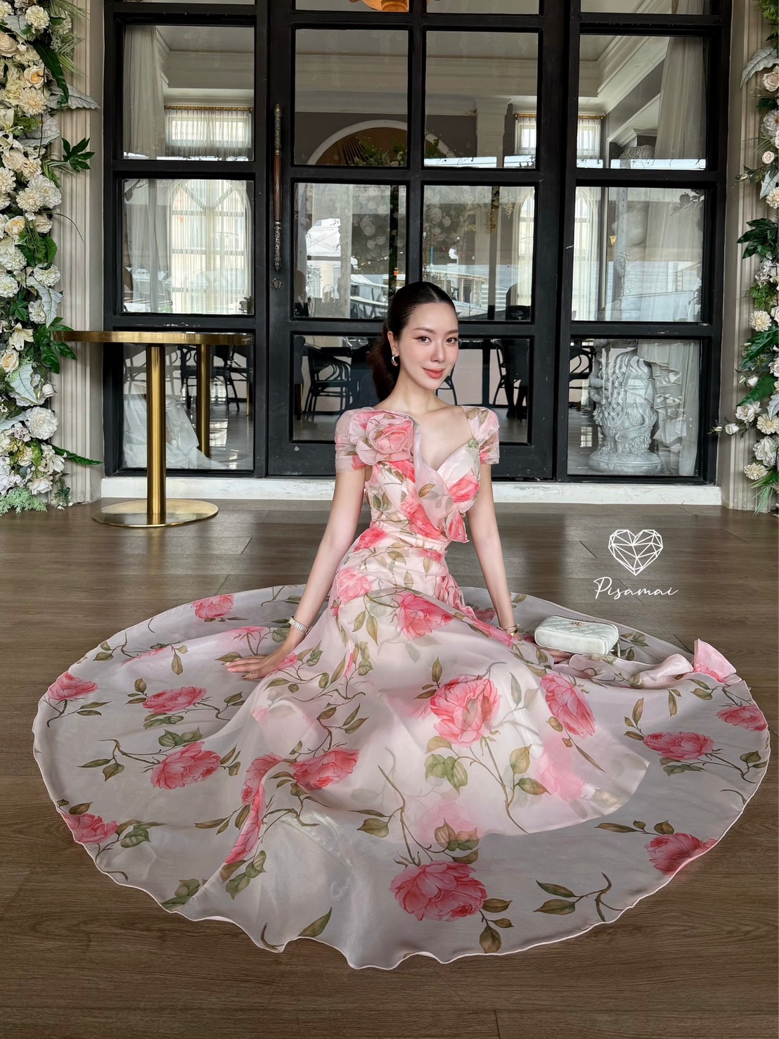 เดรสปาดไหล่พิมพ์ลายกราฟฟิกดอกกุหลาบสีชมพู แต่งดอก3D ช่วงอกและเอว มาพร้อมซับในให้อย่างดี ฟินนาเล่มากค่ารุ่นนี้ ราคาดีมากกกกกกค่า รุ่นนี้ผ้าดีใส่สวย ฟูฟ่อง เป็นทรง ถ่ายรูปดีมาก ปังปุริเย้แน่นอนค่า ห้ามพลาดเลย