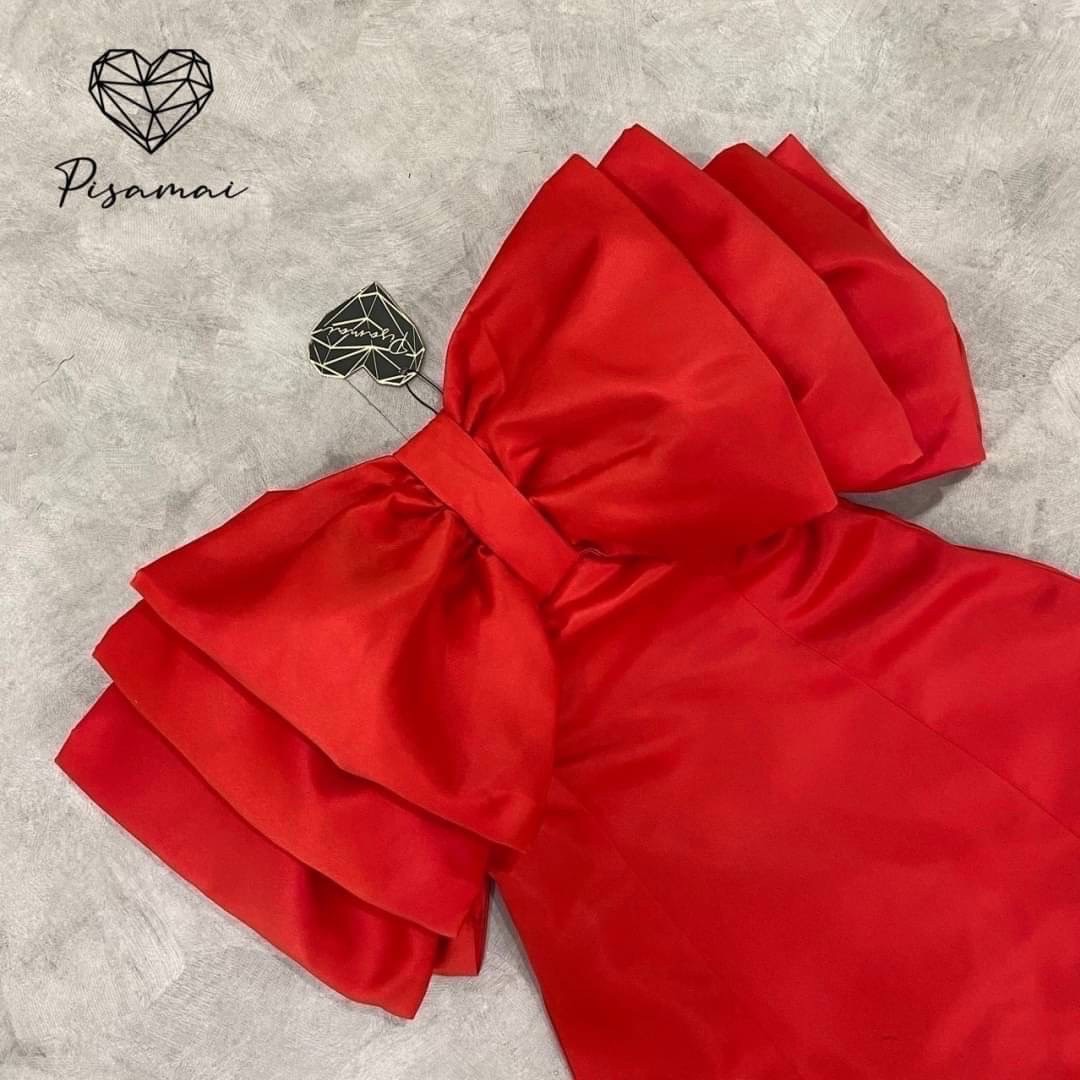 เดรสเกาะอกโบว์3Dตัวสั้นสีแดง ใส่แล้วดูแพงมากๆค่า อลังมากจริงๆ รุ่นนี้ร้านแนะนำมากๆค่า ใส่ฟินนาเล่มาก ใครหาชุดถ่ายรูปสวยๆอยู่ไม่มีผิดหวังเลย ที่สำคัญผ้าใส่สบายมากกก มือต้องไวเลยค่ารุ่นนี้