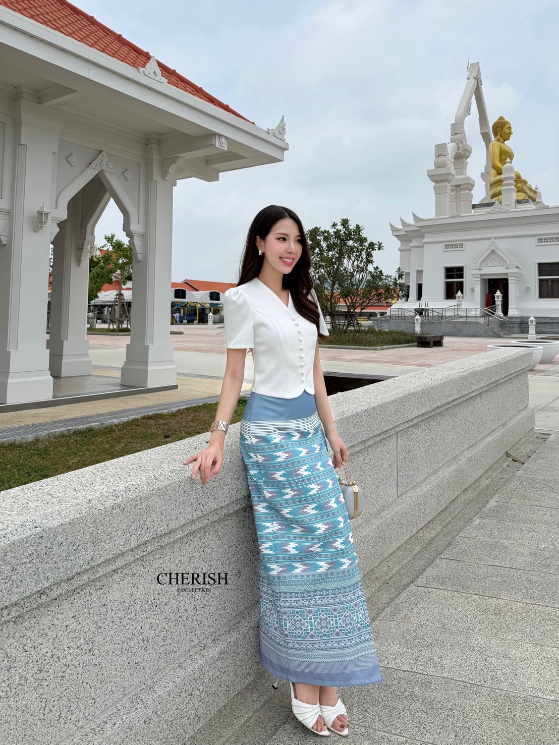เซ็ท 3 ชิ้น ชุดไทย ชุดงานบุญ สีใหม่ไม่ซ้ำใครแน่นอน ตัวเสื้อคอวีตกแต่งกระดุม ส่วนตัวผ้าถุงเป็นผ้าถุงสำเร็จรูปตกแต่งลายไทยจับจีบหน้าผ่าหลัง ลายใหม่ของร้านซึ่งเก๋ละโดดเด่นมากๆ แถมเข็มขัดมุกไว้ใส่เพิ่มเลเยอร์ความสวยยิ่งขึ้นไปอีก งานบวช งานบุญ งานมงคลต่างๆใส่ไ