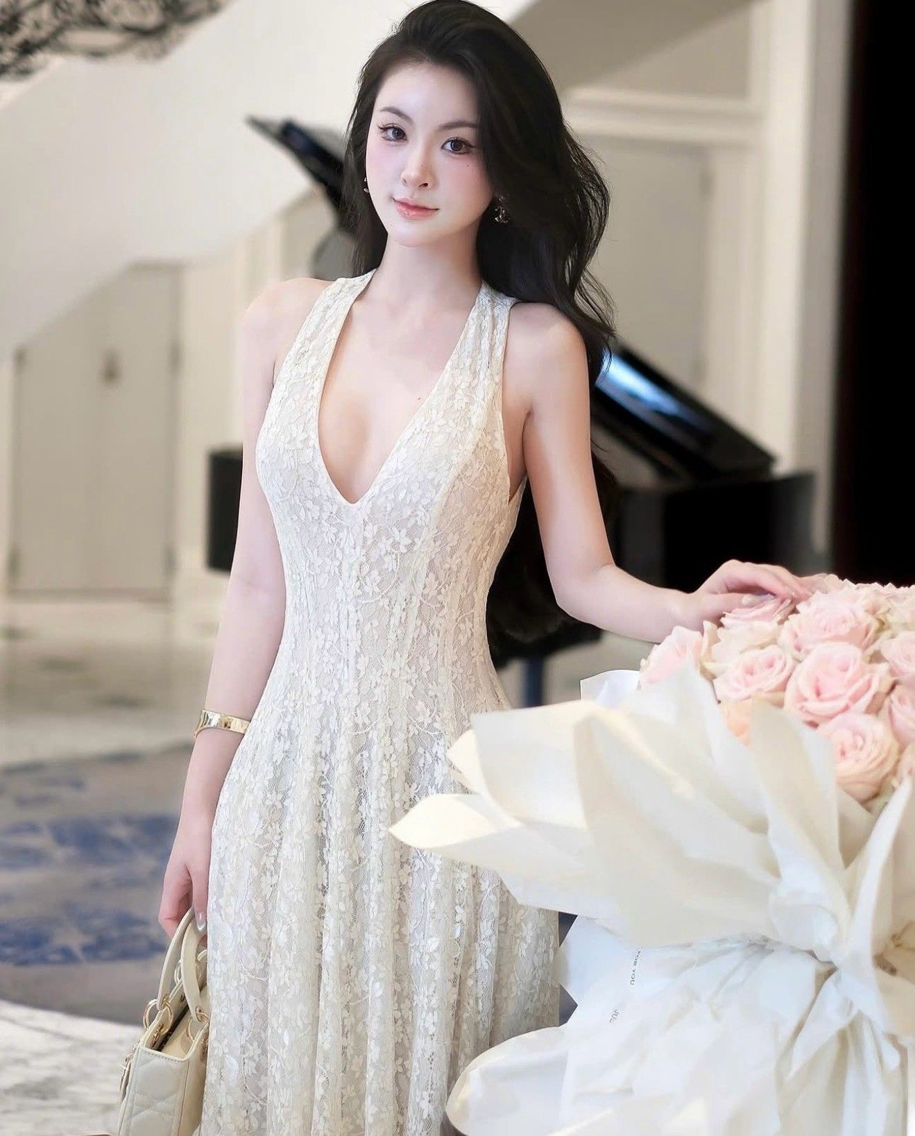 :เดรสยาวลูกไม้ทั้งชุด ทรงสวยมาก ละมุนที่สุด รียบหรูดูดี จะใส่ออกงาน ออร่าพุ่ง สวยเด่นกว่าใคร ใส่แล้วดูงามสง่า เนื้อผ้าดีมากชุดมีซับใน หน้าอกมีฟองน้ำ มีซิบด้านหลัง