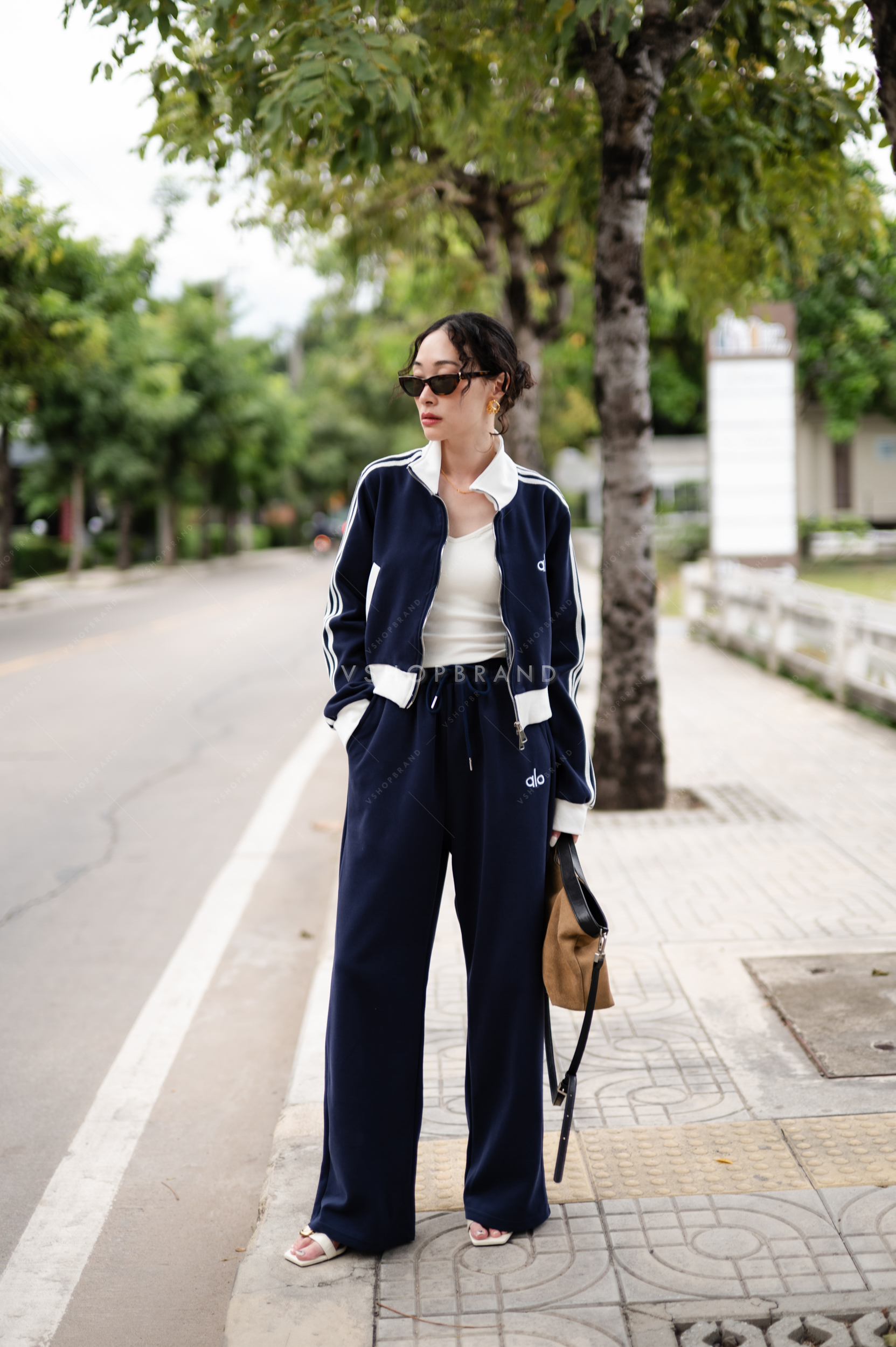 Set เสื้อวอร์มแขนยาวแถบไทล่ ขลิบขอบปัก al o + กางเกงขายาว