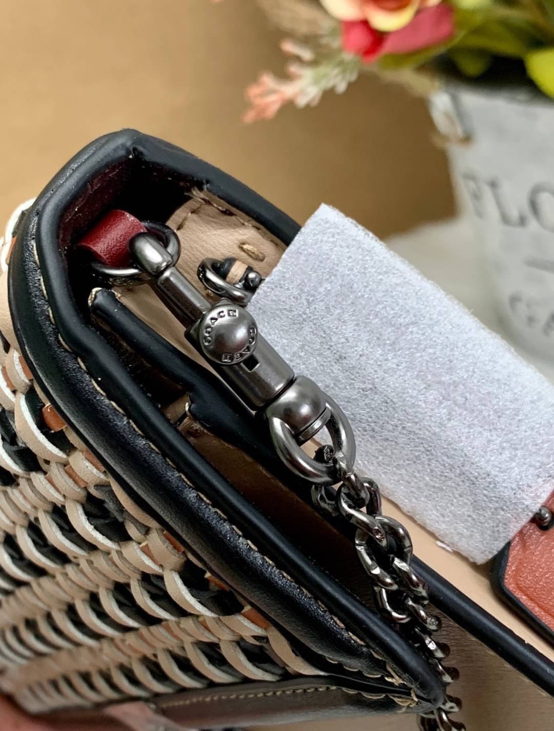 กระเป๋าสะพายไฮโซแบรนด์เนมโค้ชสีดำเบจลายสานหนังแท้ Coach Hutton Clutch With Weaving ((3656//802))