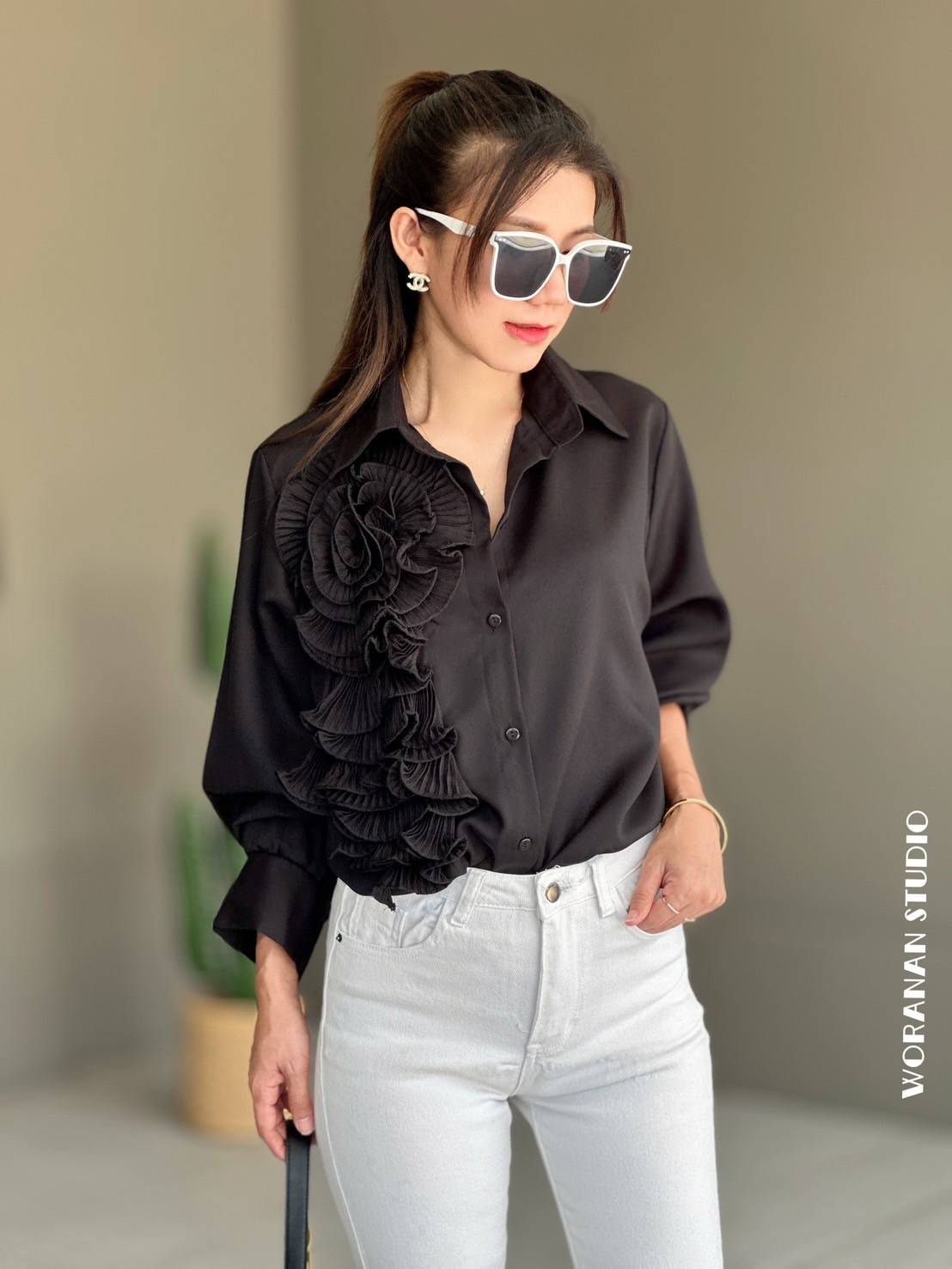 Woranan Studio presents เสื้อเชิ้ตแขนยาวแต่งพุ่มผ้าเป็นทรงดอกไม้ มีสายผูกเอวเก็บทรง งานสวยกรูหรามากคะ ใส่ออกงาน ใส่ไปทำงาน ได้เลยคร้าา ผ้านิ่มสวมใส่สบาย