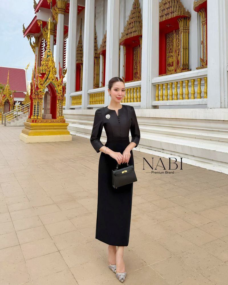 ชุดไทบเสื้อแขนสั้น 3ส่วน แต่งกระด้านหน้า มีฟองน้ำ ซับในเรียบร้อย งานซิบหลัง +เข็มกลัดเพชร + ผ้าถุงสีดำ ผ้านุ่มนวล ใส่ซับในเรียบร้อย ดีเทลผ่าด้านหลัง งานแต่งได้หมดเลยค่ะ ผ้าดี๊ดี ราคาสุดคุ้ม พลาดไม่ได้นะคะ🤍 #NABIBRAND #เสื้อผ้างานป้าย #นาบีแบรนด์ #