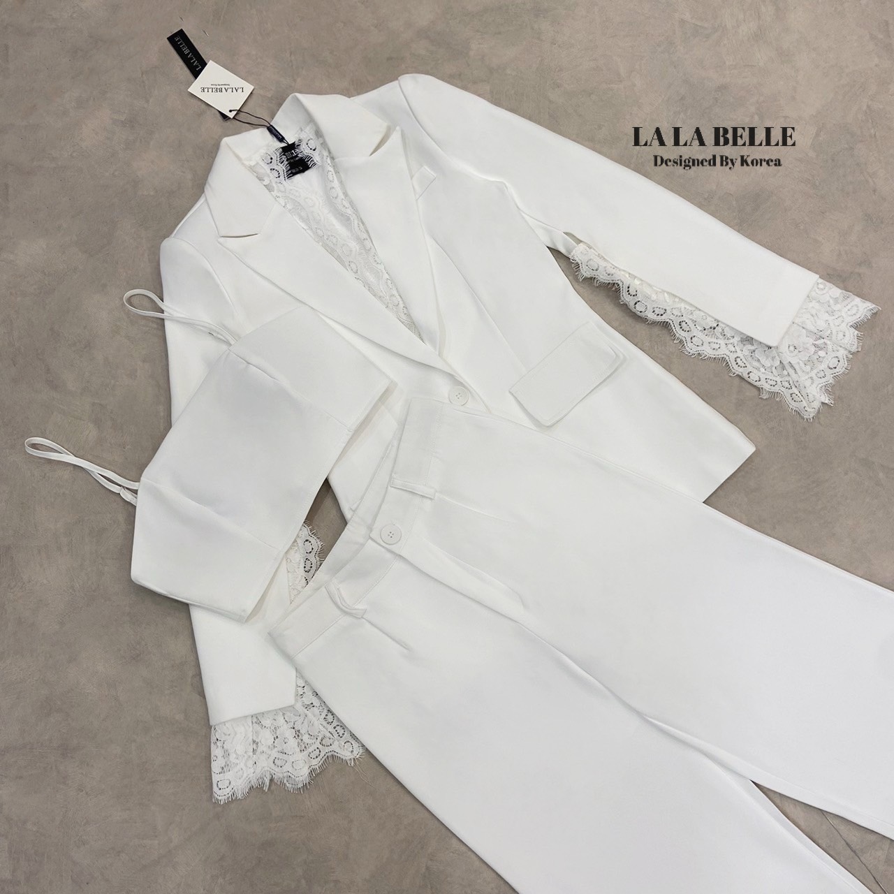 เซต3ชิ้นผ้าสูทอัดกาวอย่างดีผ้าดีทรงสวยเสื้อครอปสายเดี่ยวเสริมฟองน้ำปรับสายได้ใส่คู่กางเกงขายาวเอวสูงมีกระเป๋ากางเกง2ข้างมีซับในอัดกาวอย่างดีมาพร้อมเสื้อสูทคอปกแขนยาวผ่าแขนแต่งลูกไม้ช่วงขอบคอและขอบแขนมีซับในอัดกาวอย่างดีงานคุณภาพ