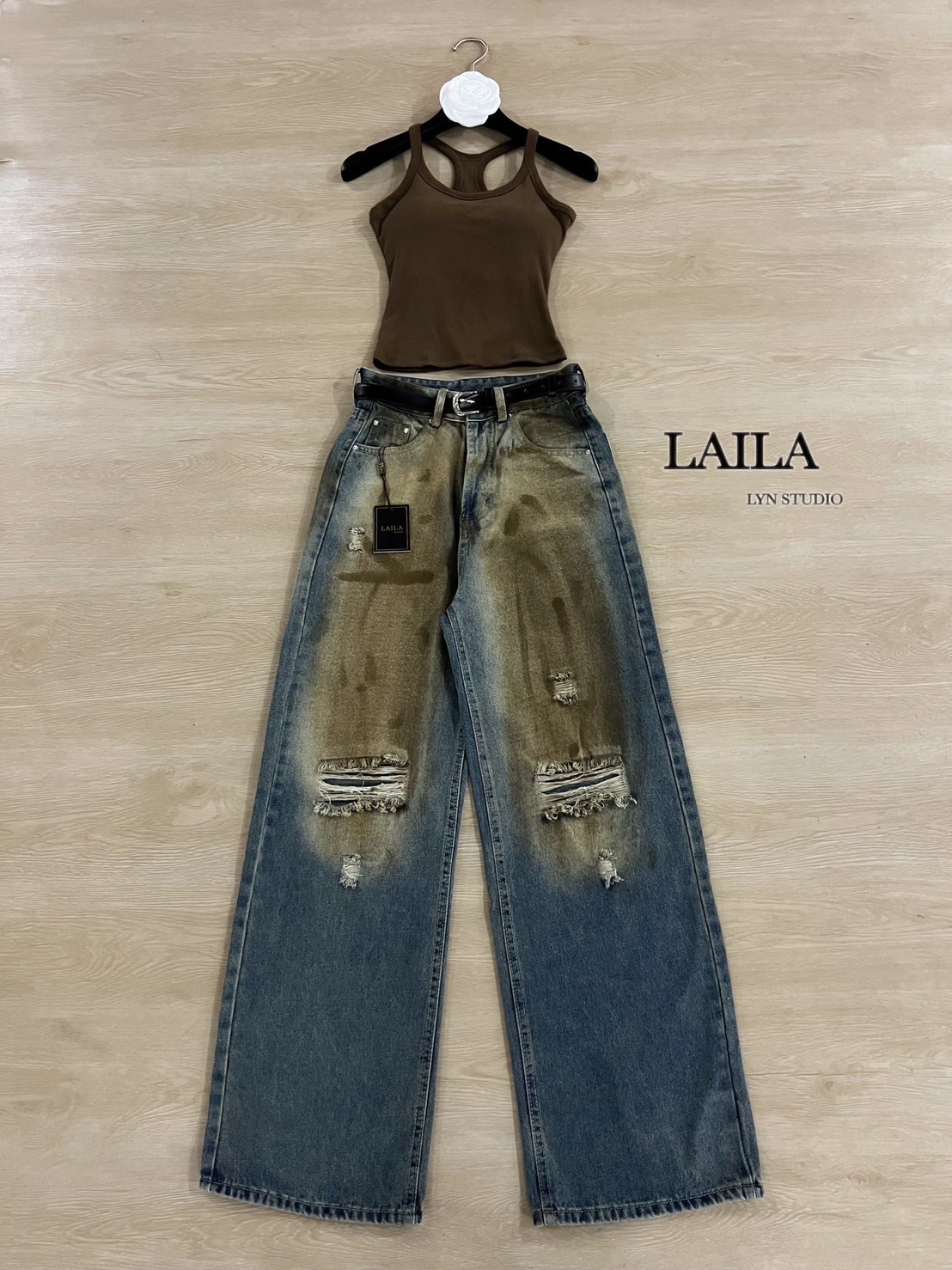Tag: LAILA Detail: Set เสื้อ+กางเกง งานเสื้อสายเดี่ยวทรงเว้าแขนด้านหลังแต่งเว้า ดีไซน์เสริมทรงที่อก เนื้อผ้ามีน้ำหนักสวยนิ่มเด้ง มาในโทนสีน้ำตาลไหม้ขับผิวสุดๆ มาพร้อมกางเกงยีนส์ทรงปล่อยๆเท่ๆ