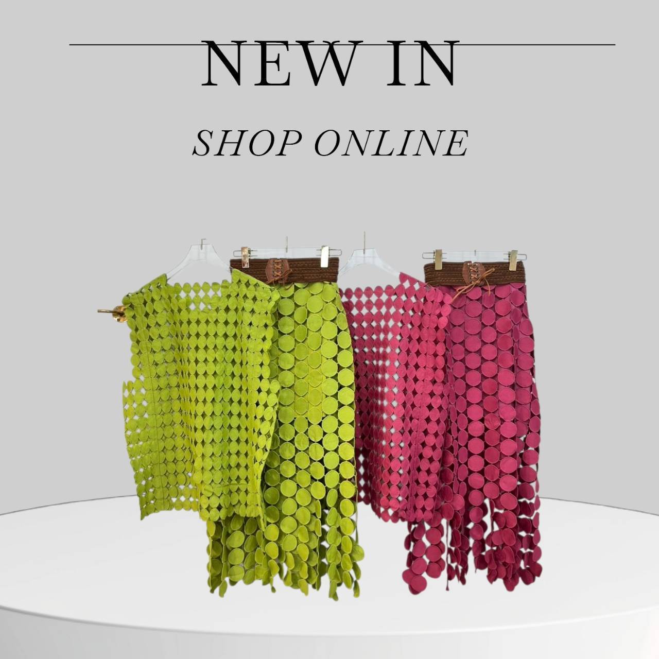 Brand : aiyarin Detail : เซ็ตเสื้อกระโปรงผ้าลูกไม้ๆกระโปรงผ้าเนื้อดีมีทรงสวยมั้กๆผ้าหนานิ่มไฮโซสวมใส่ง่ายเเต่งเเนวลูกคุณมั้กๆคะเซ็ทเสื้อตกเเต่งเก๋ๆมาพร้อมเข็มขัดๆผ้าดีหนามากมาพร้อมกระโปรงยาวเนื้อดีกระโปรงยาวเสื้อทรงเก๋ใส่ได้หลายเเบบจะเเยกใส่ก็เก๋ๆ