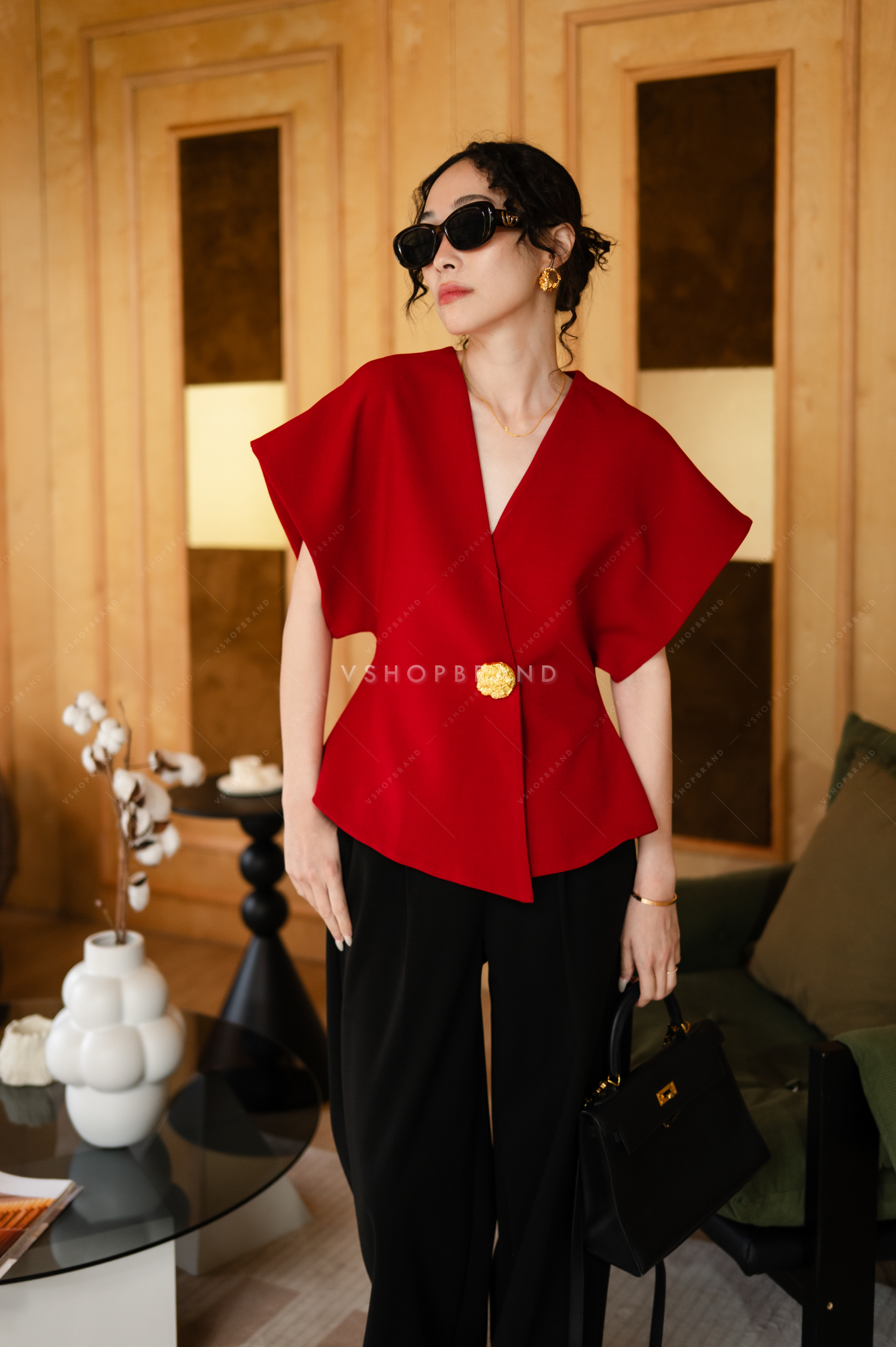 เสื้อแขนทรงแขนไหล่ล้ำกระดุมทอง