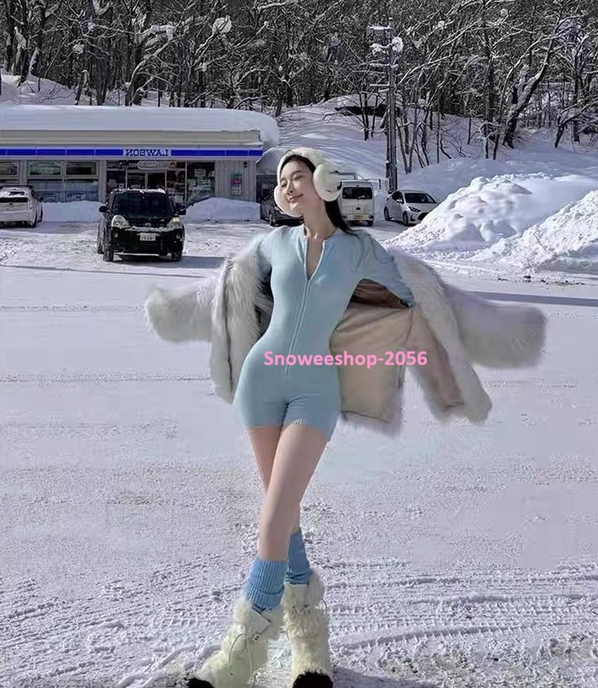 หนาวแค่ไหนก็ยังสวย บอดี้สูทไหมพรมแขนยาว รุ่นใหม่สีฟ้า ดีไซน์เข้ารูป เน้นหุ่นเป๊ะ ซิปหน้าใส่ง่าย แถมดูเก๋ ขาสั้นแต่เพิ่มความอุ่น ใส่ได้ทั้งเที่ยวเล่น & แฟชั่น ใส่ถ่ายรูปก็คือปังทุกช็อต!