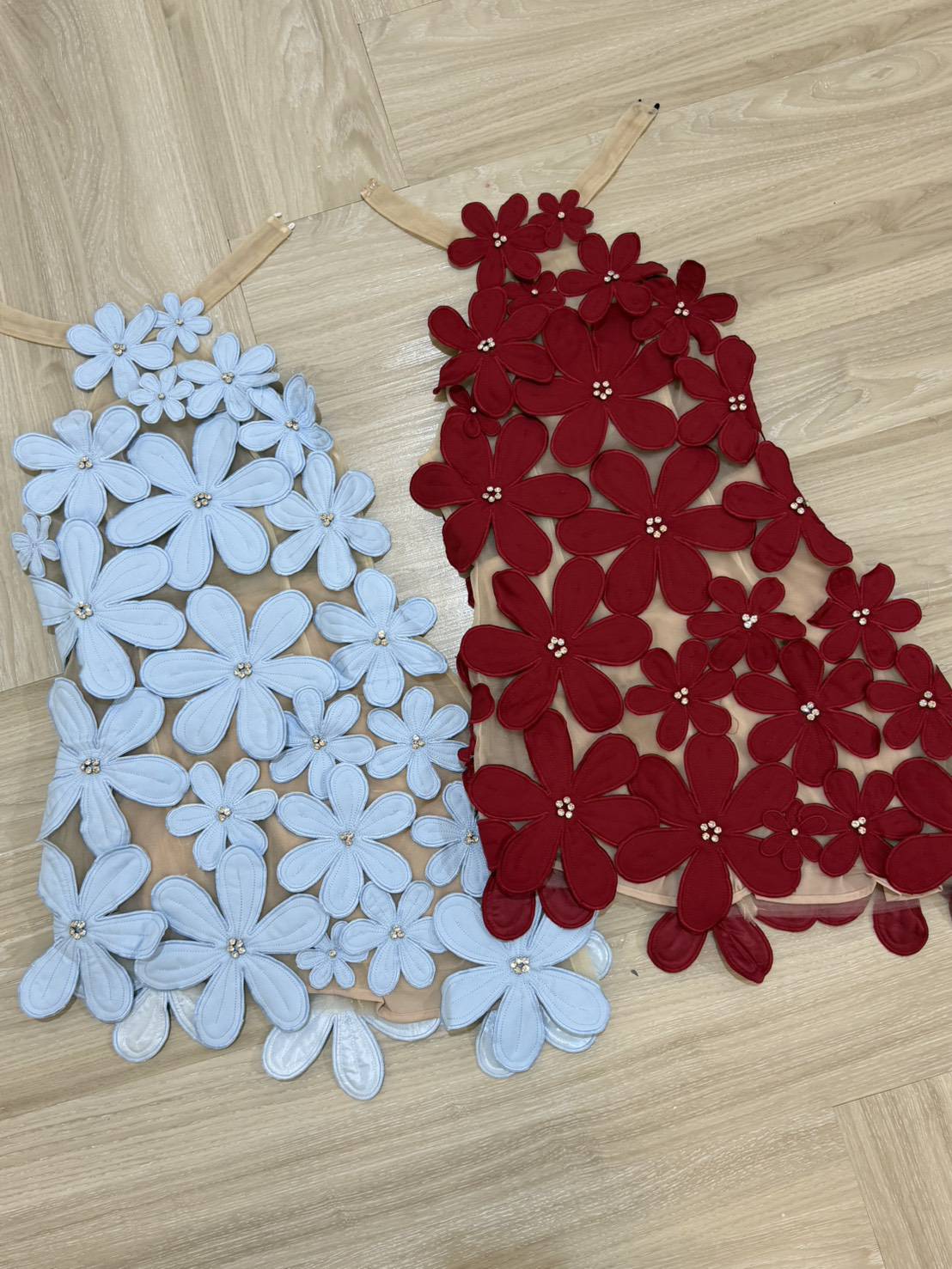 เดรสสั้นดีไซน์สุดโดดเด่นด้วยลายดอกไม้สามมิติทั้งตัว แต่งดอกไม้นูนขนาดเล็ก-ใหญ่ไล่ระดับจากช่วงคอลงมาถึงชายกระโปรง เพิ่มลูกเล่นด้วยการฝังคริสตัลเล็กกลางดอกช่วยสะท้อนแสงอย่างหรูหรา ดีไซน์ชายเดรสเฉียงดูชิคเปรี้ยวมาก ให้ลุคหวานปนเซ็กซี่อย่างลงตัว เ