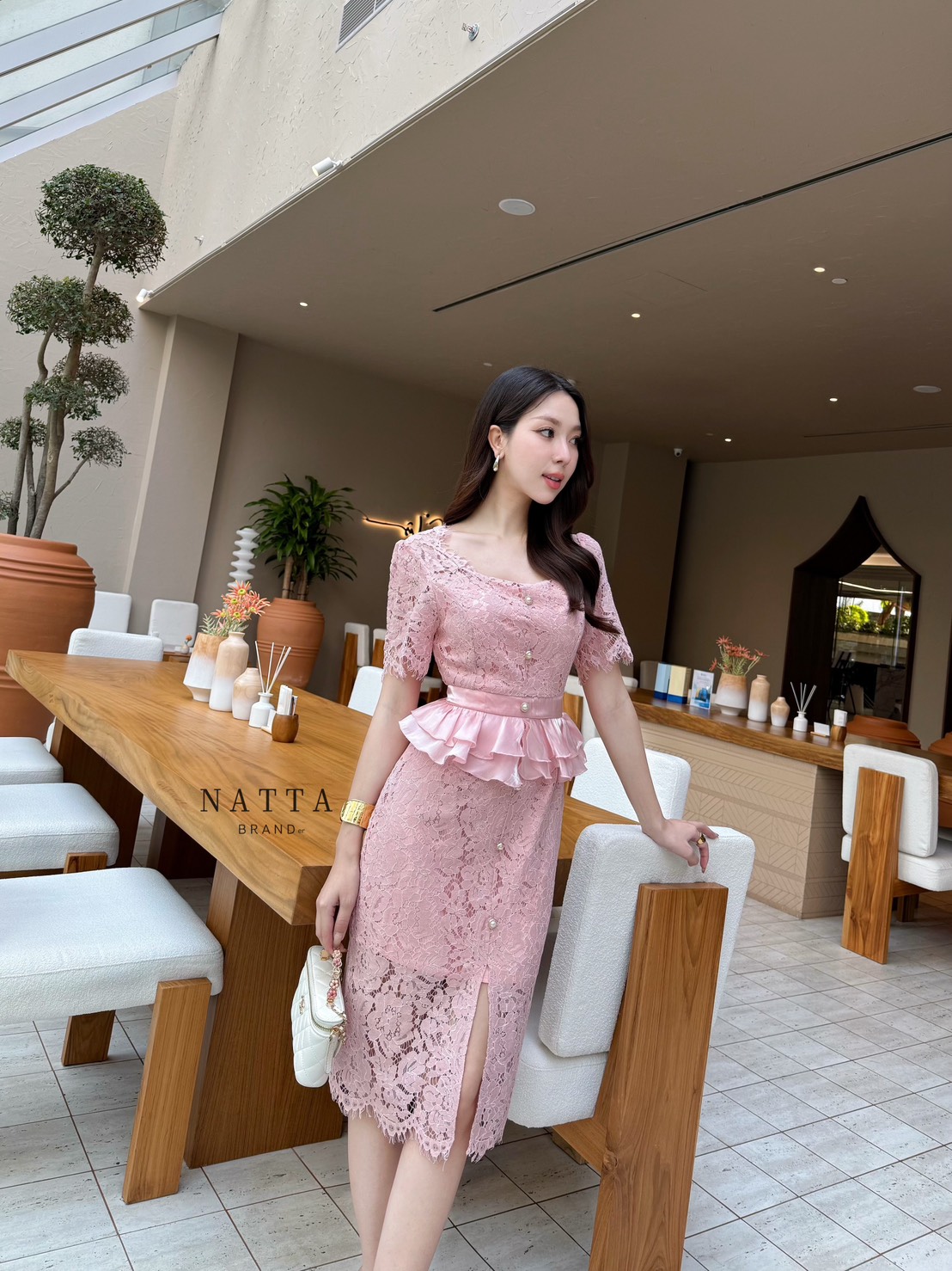 ชุดเดรสลูกไม้สีชมพู แต่งดีเทลผ้าระบายช่วงเอวมีความหวานมากขึ้น แต่งกระดุมหลอกด้ายหน้า ซิปซ้อนด้านหลัง มีผ้าซับในอย่างดีผ้าไม่บางค่ะ แหวกด้านหน้านิดหน่อย งานสวยมากกกก