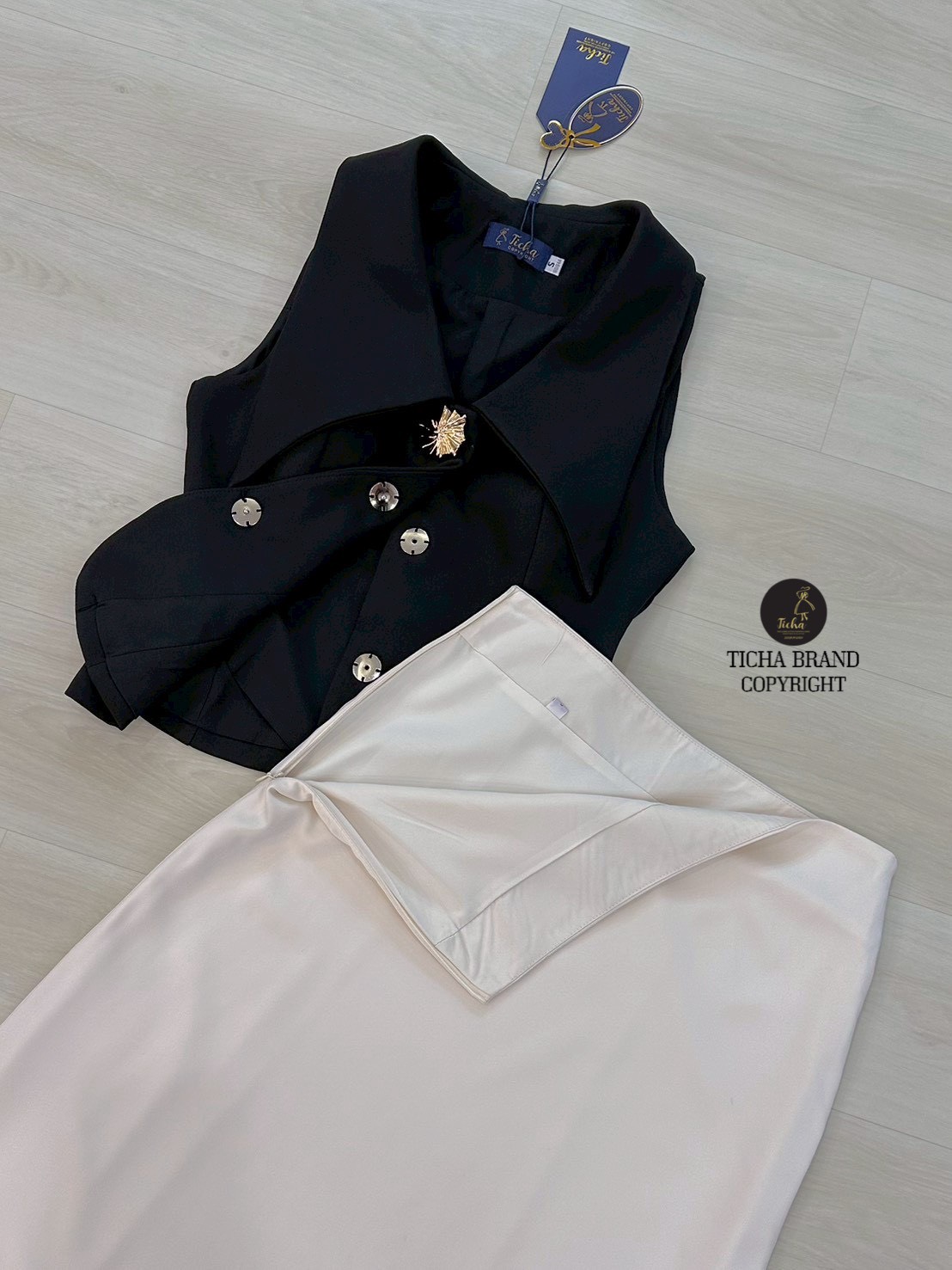 Set 2 ชิ้น เสื้อแขนกุดคอปกสีดำ ดีเทลแต่งอะไหล่ทองด้านหน้า มีกระดุมแป๊กด้านใน อกเสริมฟองน้ำให้ทรงสวย แมทส์กับกระโปรงยาวสีครีมผ้าพริ้วลื่นชาติน มีชับในและซิปข้าง ใส่คู่กันคือสวย ลัคชู สุดๆ บอกเลยลุคนี้ห้ามพลาด