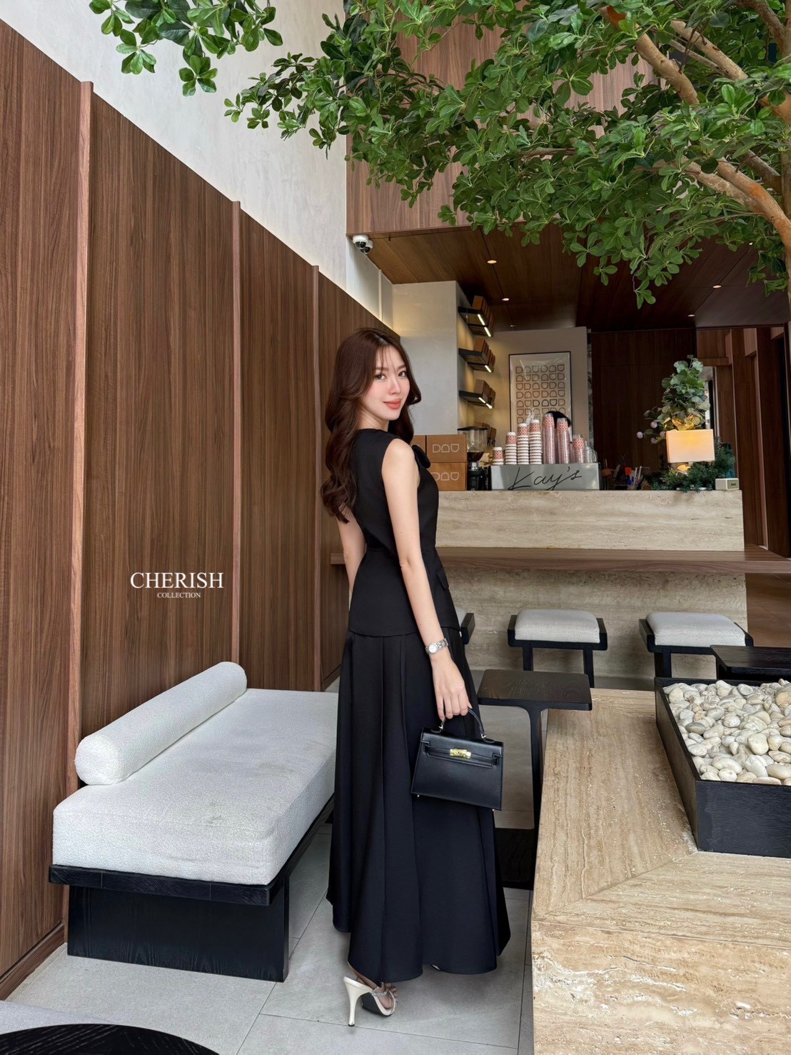 ชุดเซ็ท เสื้อ+กระโปรง สไตล์คุณหนู เรียบหรูดูผู้ดี เสื้อแขนกุดตัวยาวตกแต่งกระดุม มีกระเป๋า 2 ข้างใช้งานได้จริง มาพร้อมเข็มกลัดดอกไม้ จะติดตรงไหนก็ได้ตามใจชอบ ตัวกระโปรงบานเอวสูงจับจีบหน้ามีกระเป๋า 2 ข้าง ซับในอย่างดี จะใส่เดินห้างหรือไปงานสังสรรค์เข้าสังคม