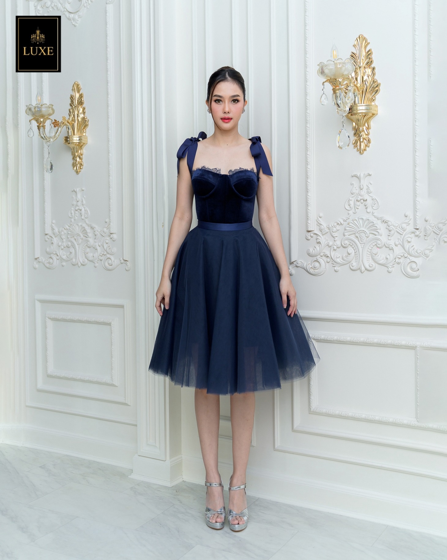 Label : LUXE ชุดเซ็ท กระโปรง + เสื้อสายเดี่ยวสไตล์คอร์เซ็ตบรา ผ้ากำมะหยี่เนื้อนุ่มยืดหยุ่น มีโครงทั้งเก็บและดันทรงสวย แต่งลูกไม้ที่ตัวเสื้อ สายริบบิ้นผูกโบว์ที่ไหล่ปรับระดับได้ตามสรีระ คัตติ้งเนี้ยบ ด้านหลังมีซิปถอดได้ ช่วยให้สวมสะดวกค่ะ