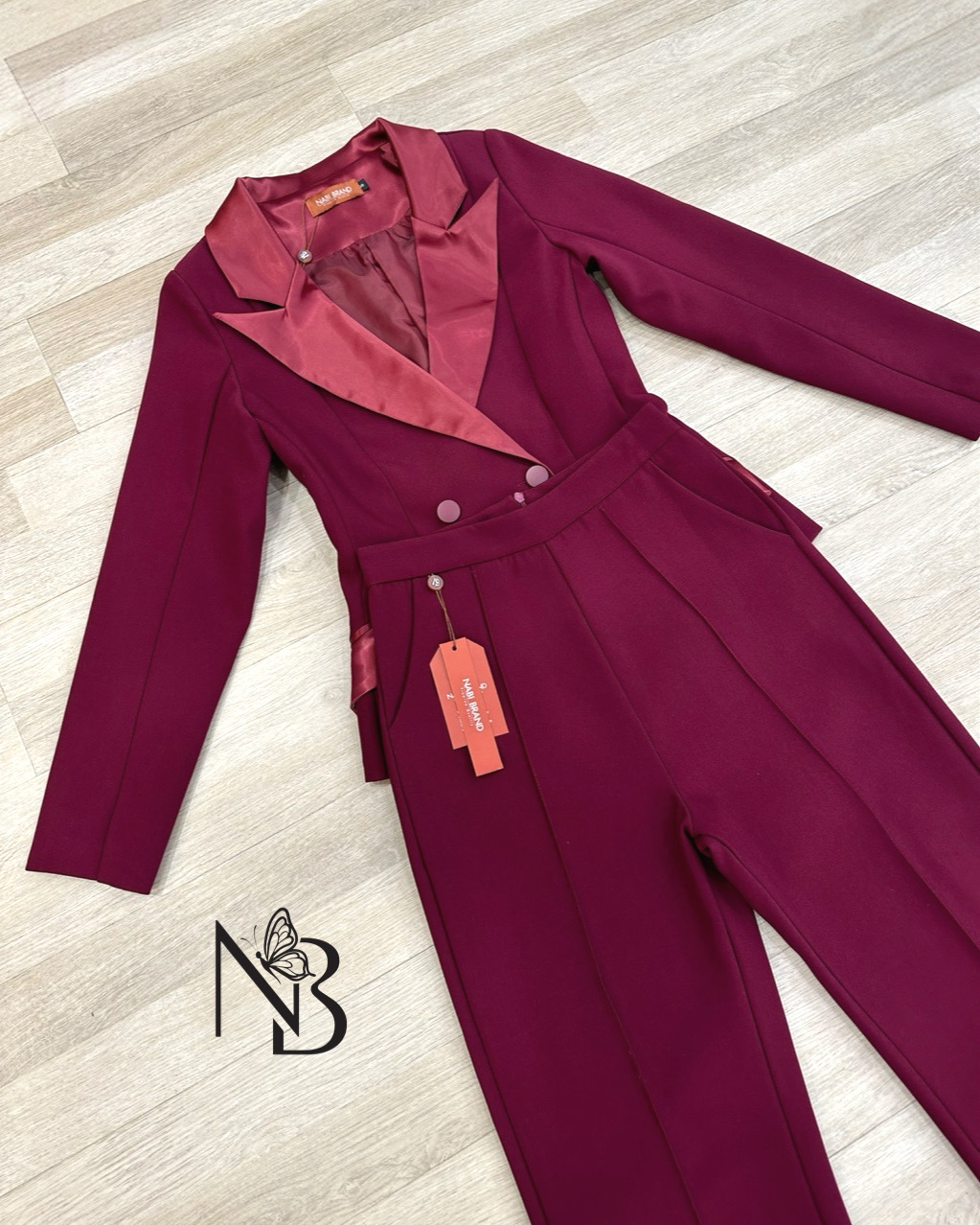 Set สูท2ชิ้น เสื้อแขนยาว+กางเกงขายาว ดีเทลเรียบหรู เสื้อคอปกเงาๆ ทำให้ดูแพง กระดุมสองเม็ด มีกระเป๋าสองข้างใช้งานได้จริง กางเกงเอวสูงนิดนึงกระบอกเล็ก ตีเกล็ดตรงกลาง ซิบซ่อนด้านหลัง มีซัปในทั้งตัว ผ้าหนา นุ่ม ใส่สบายมาก ทรงเกร๋ เข้ารูป ดีไซน์ทันสมัย ใส่แล้ว