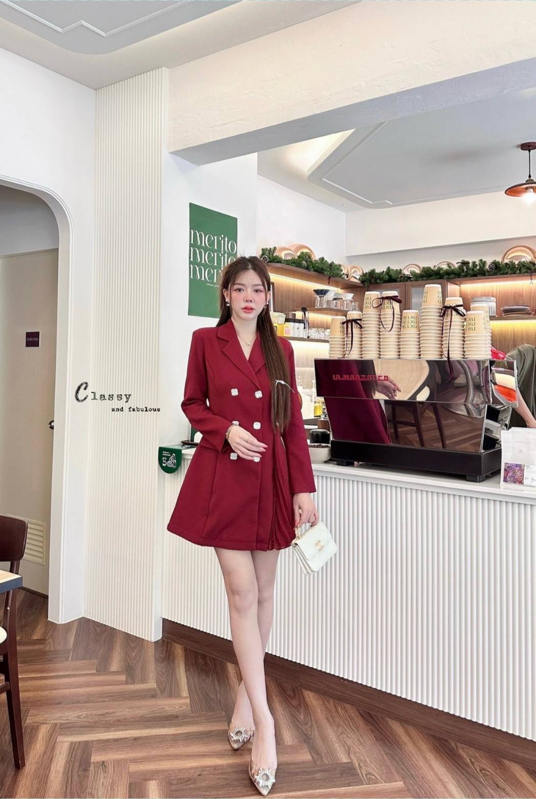 Dress สูท คอปกสูทแขนยาว บ่าเสริมฟองน้ำ ผ้าสูทอัดกาวอย่างดี กระดุมหน้าสวยๆ 6เม็ด และปลายกระโปรงด้านข้างอัดพลีท ผ้าดีมากมีน้ำหนัก มีซับในทั้งตัว งานหรูงานดูแพงเวอร์วัง สวยระดับ10 จัดเลยไม่ผิดหวัง ผ้าดี๊ดี