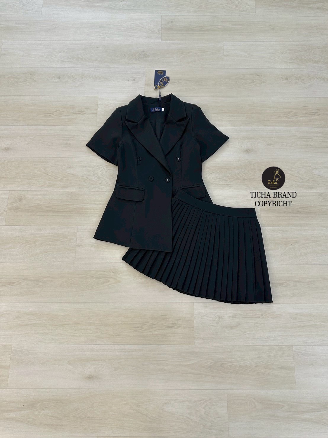 Set 2 ชิ้น เสื้อเบเซอร์สีดำแขนสั้น คอปก ดีเทลแต่งกระดุมหน้า ช่วงไหล่ทั้งสองข้างเสริมฟองน้ำมาอย่างดี กระเป๋าคู่หน้าใช้งานได้จริง แมทซ์กับกระโปรงสั้น อัดพีท มีชับใน ซิปข้าง ใส่ออกมาทรงสวย ลัคชู ขัดผิดอ่อร่าสุดๆ ห้ามพลาดนะคะ