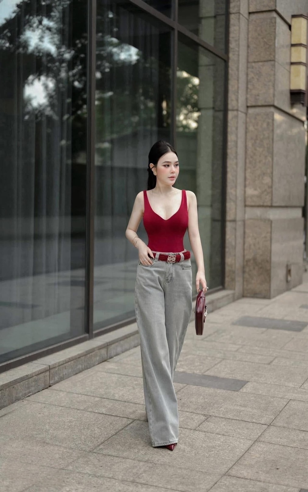 Set เสื้อกล้ามบอดี้สูทสีแดง + กางเกงยีนส์ขายาวสีเทาฟอก ทรงสวย + เข็มขัดรัดเอวสีแดง สวยแซ่บมาก ห้ามพลาดค่า