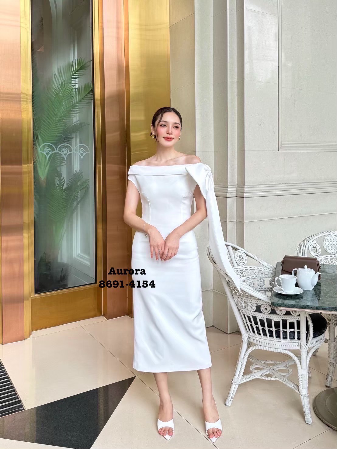 Label :: AURORA by RAMI-PAPHA เดรสเปิดไหล่โทนสีขาว สวยดูดีมีสไตล์ ด้านข้างซ้ายมือแต่งคล้ายโบว์ สวยงดงามคร่าาา งานผ้าดี๊ดี ผ้าดีมากๆ อกเสริมฟองน้ำเพื่อทรงสวย มีซับใน มีซิปหลัง