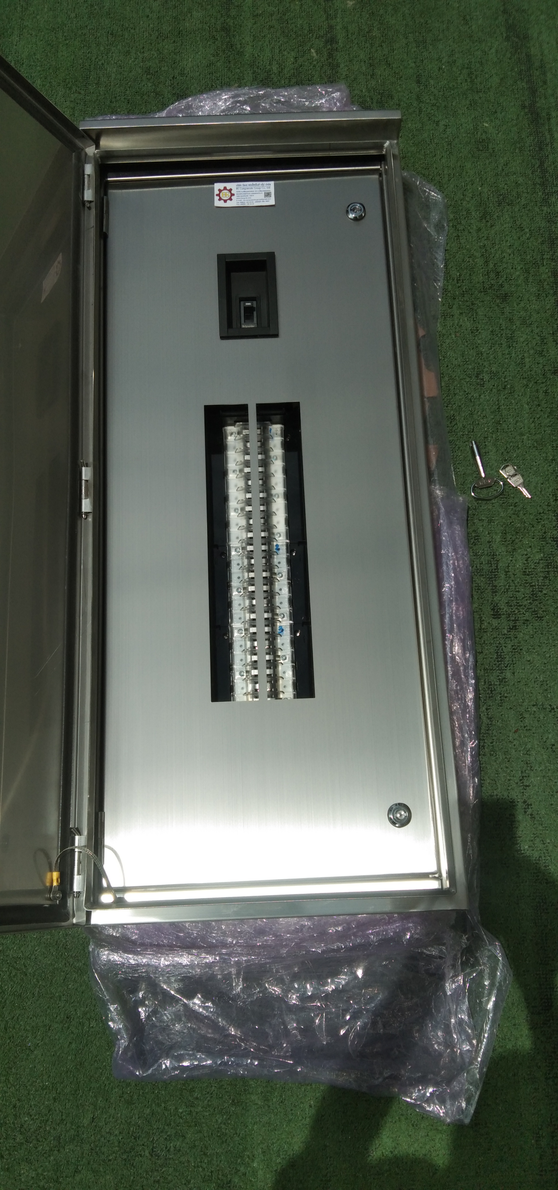 LOAD CENTER 250A ตู้สแตนเลส 304 มีหลังคาสโลป W450xH1050xD152mm. (42ช่อง)