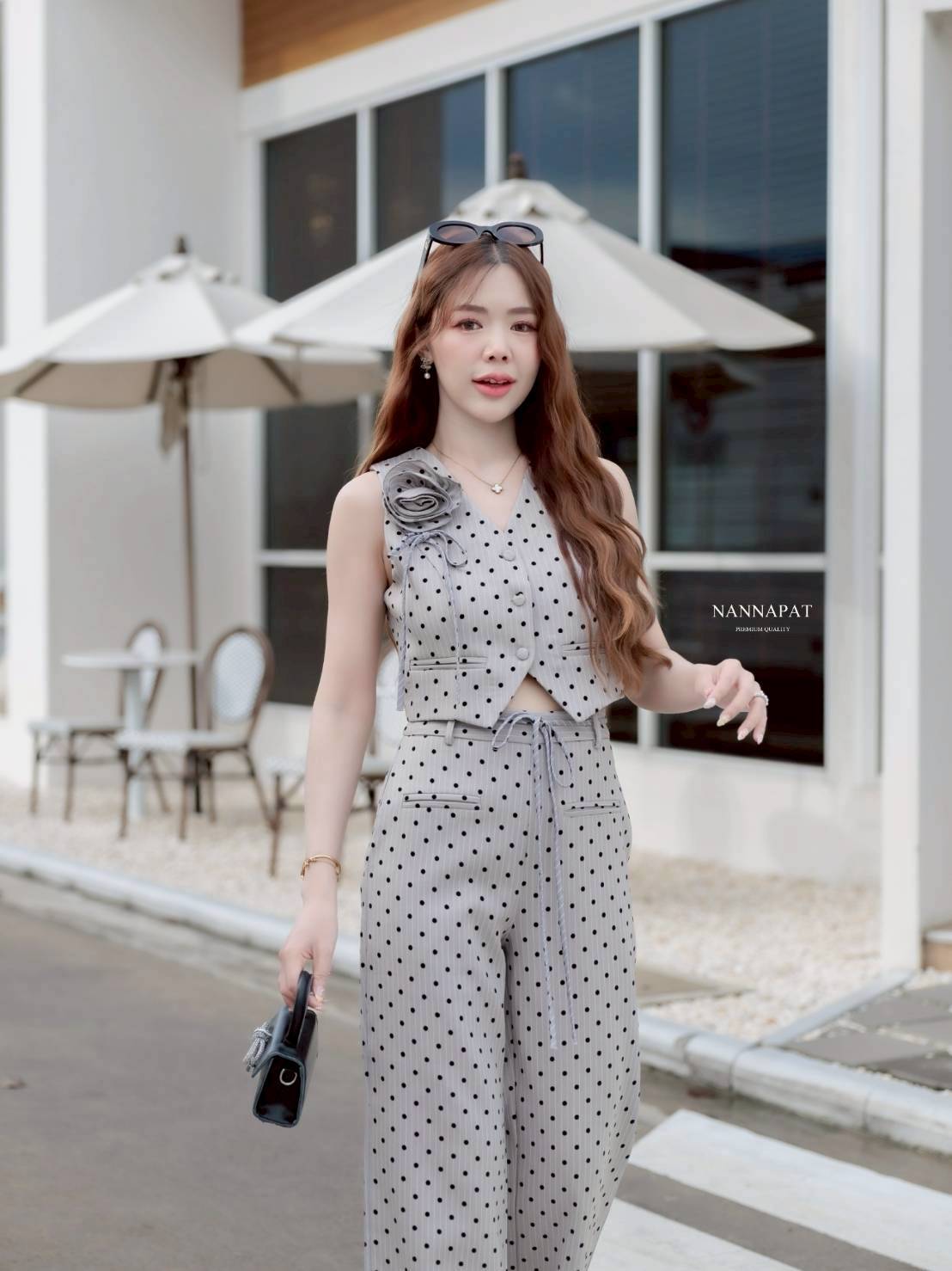 ชุดเซ็ท TAG :: NANNAPAT (NP) งานผ้าสูทสูทลายทาง พิมพ์จุดดำนูนๆ เสื้อทรงเก๋ ดอกไม้สามารถถอดได้นะค กางเกงก็ทรงสวยสับมาก